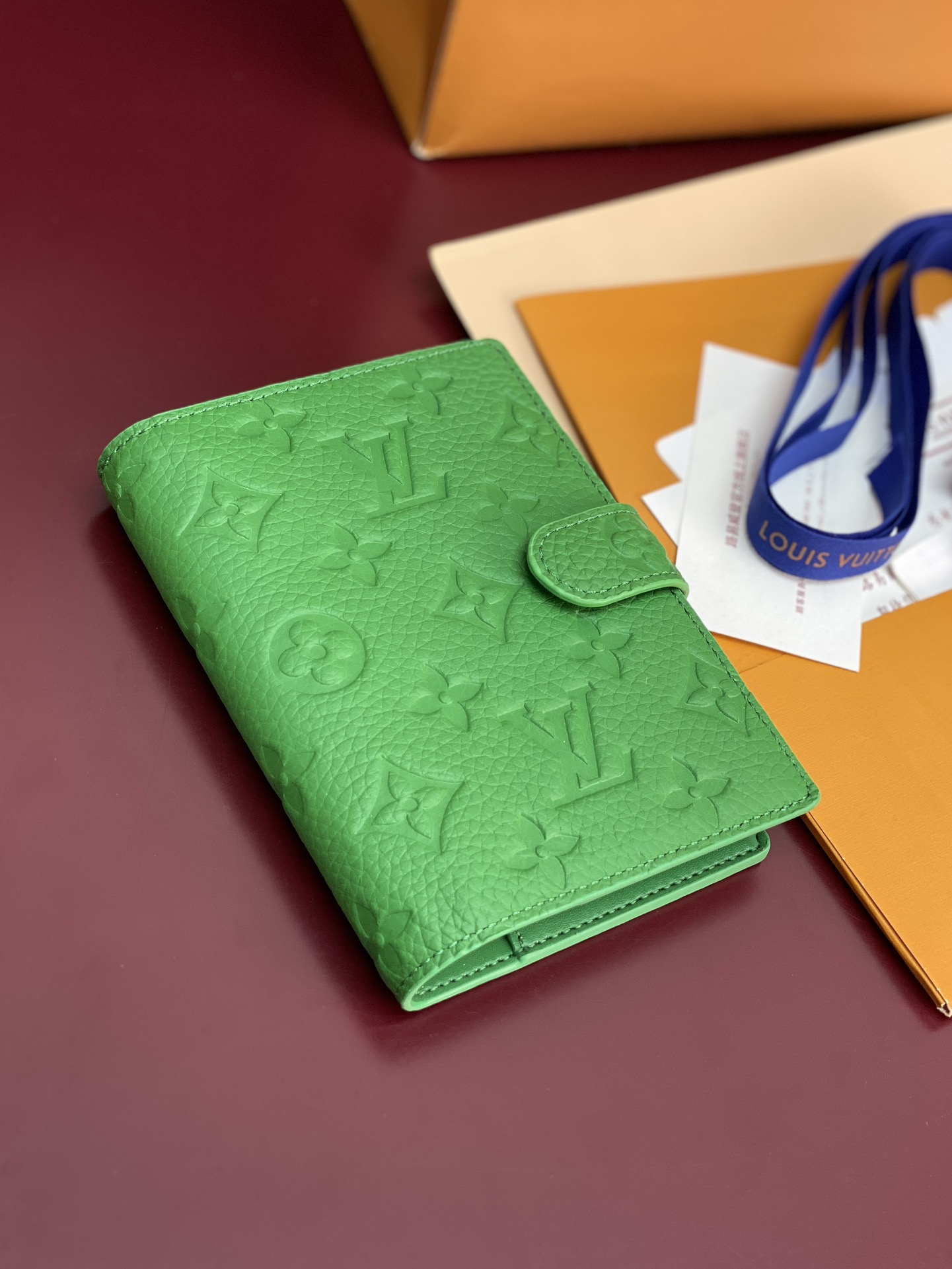 R20005 压花绿色 芯片版！小号活页记事本封面、这款小型记事本封套以 Monogram帆布制造，可放