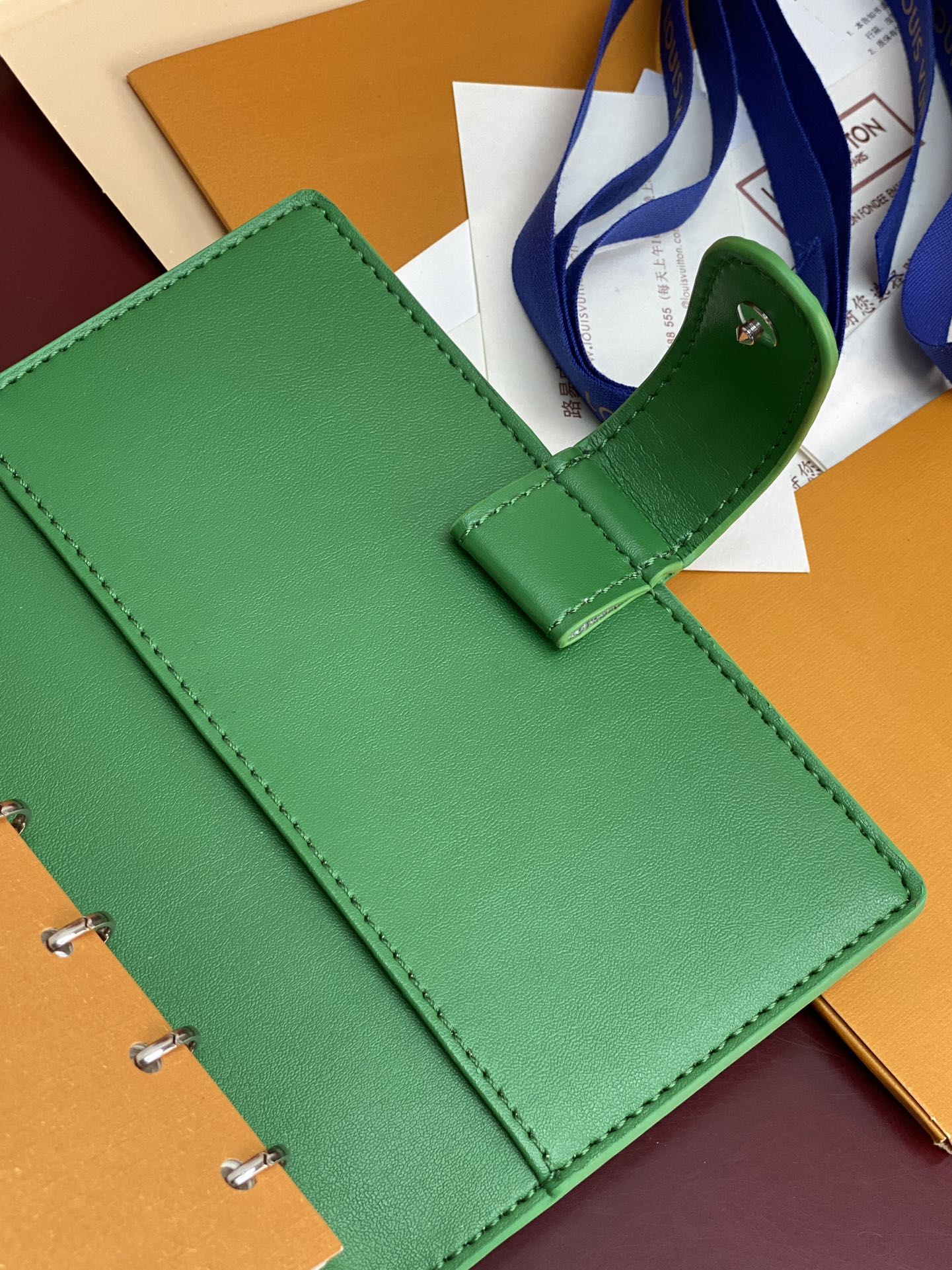 R20005 压花绿色 芯片版！小号活页记事本封面、这款小型记事本封套以 Monogram帆布制造，可放