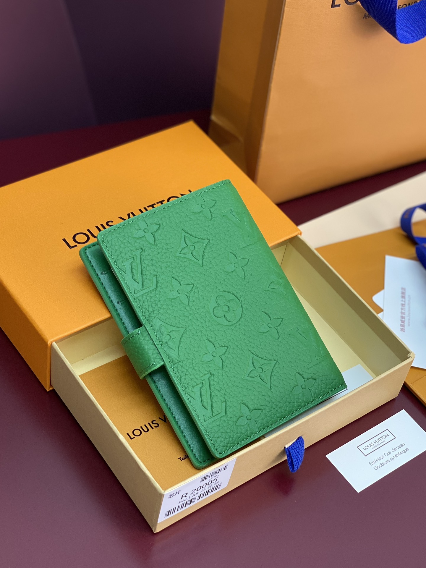 R20005 压花绿色 芯片版！小号活页记事本封面、这款小型记事本封套以 Monogram帆布制造，可放