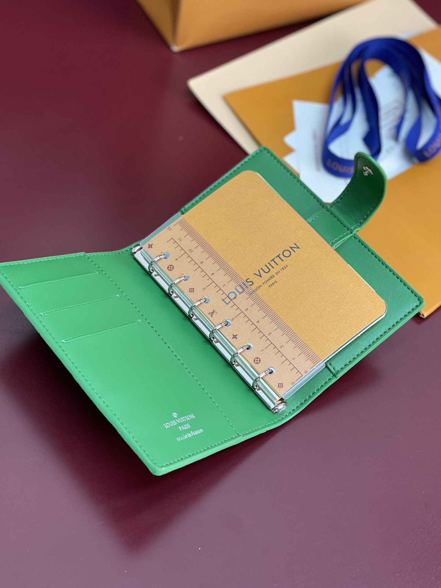 R20005 压花绿色 芯片版！小号活页记事本封面、这款小型记事本封套以 Monogram帆布制造，可放