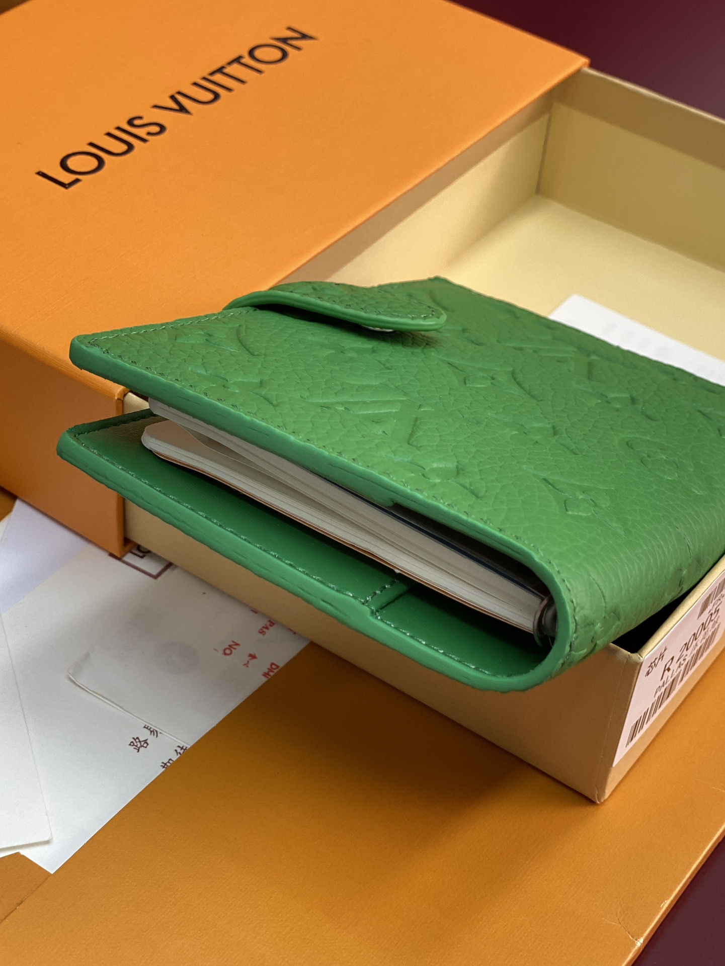 R20005 压花绿色 芯片版！小号活页记事本封面、这款小型记事本封套以 Monogram帆布制造，可放