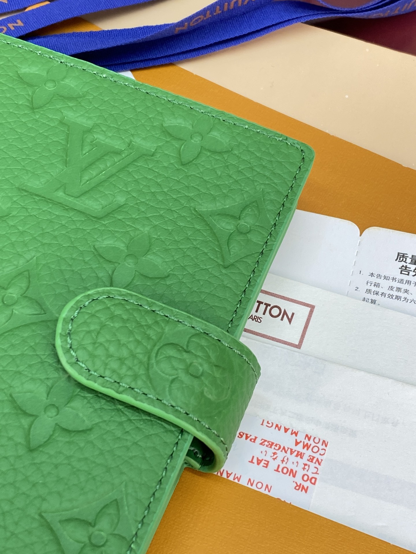 R20005 压花绿色 芯片版！小号活页记事本封面、这款小型记事本封套以 Monogram帆布制造，可放