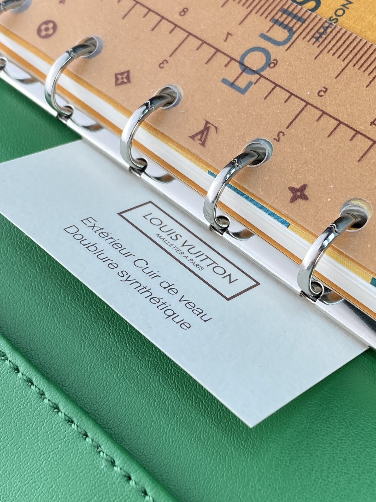 R20005 压花绿色 芯片版！小号活页记事本封面、这款小型记事本封套以 Monogram帆布制造，可放