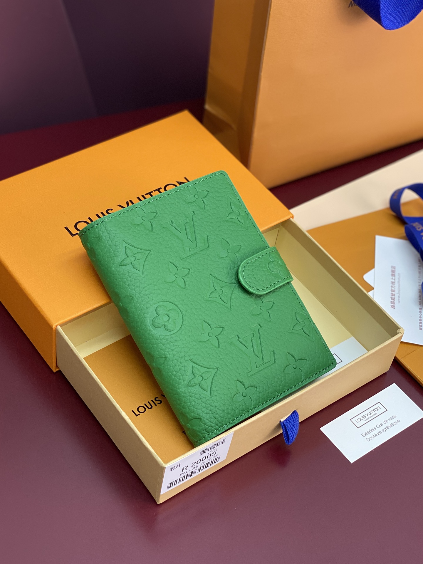 R20005 压花绿色 芯片版！小号活页记事本封面、这款小型记事本封套以 Monogram帆布制造，可放