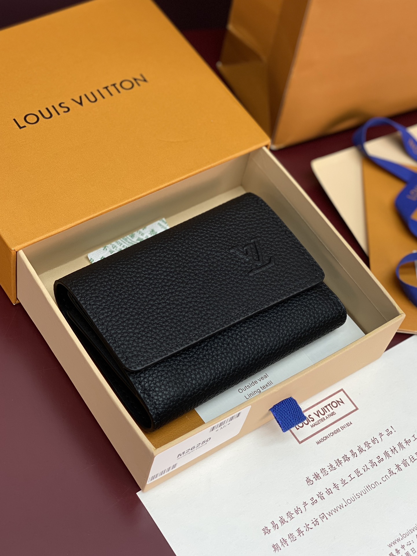 M26250 黑色！凹凸标！Victor 錢包、這款小巧的Victor錢包以Monogram Shado