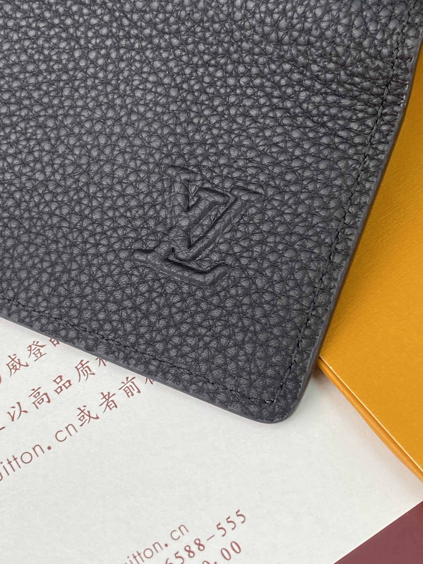 M26250 黑色！凹凸标！Victor 錢包、這款小巧的Victor錢包以Monogram Shado