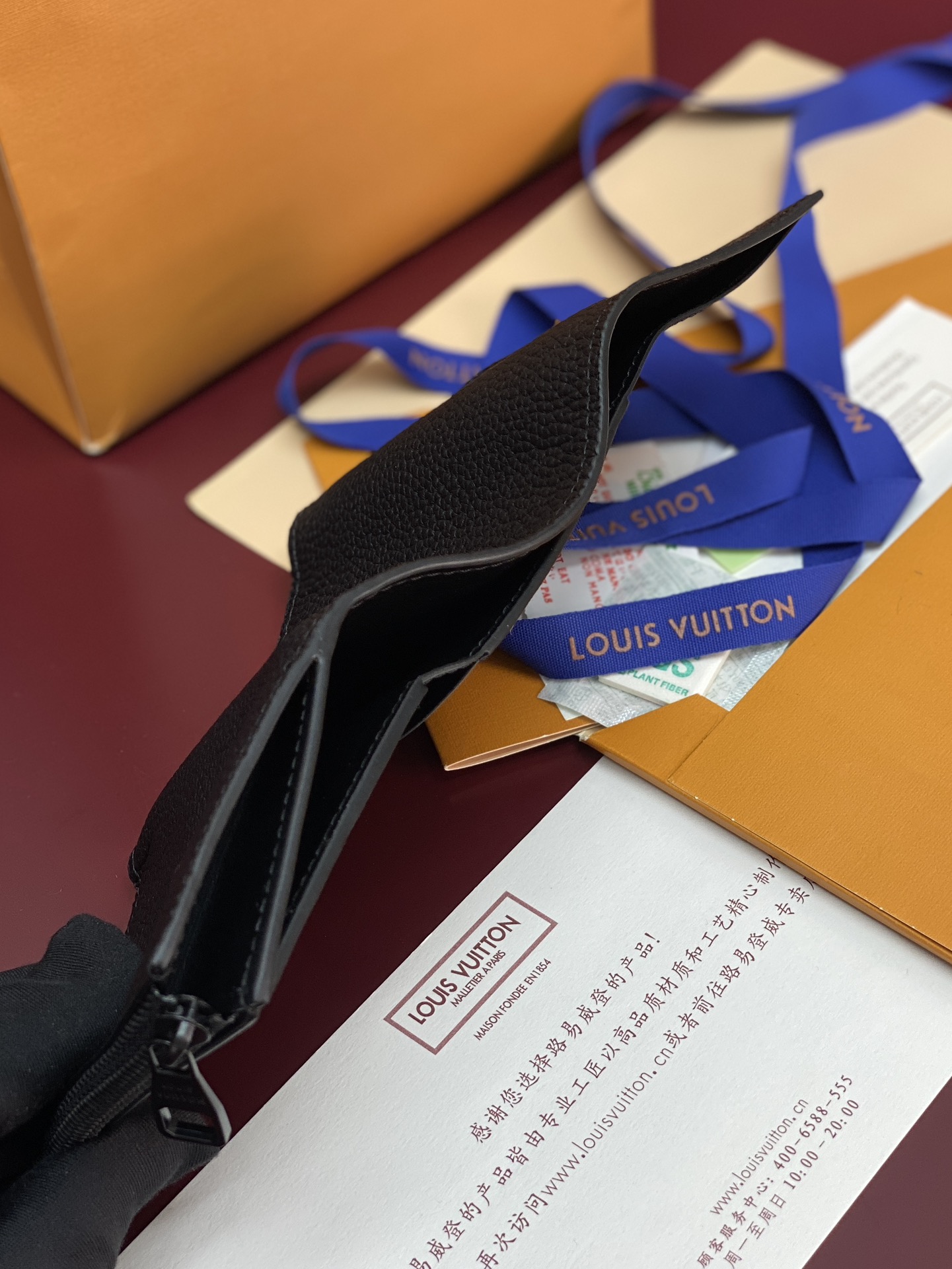 M26250 黑色！凹凸标！Victor 錢包、這款小巧的Victor錢包以Monogram Shado