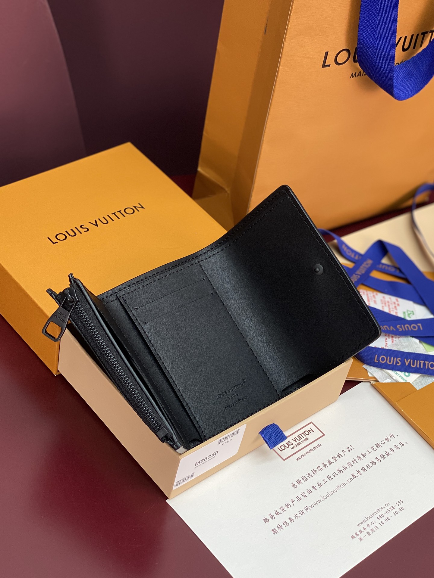 M26250 黑色！凹凸标！Victor 錢包、這款小巧的Victor錢包以Monogram Shado