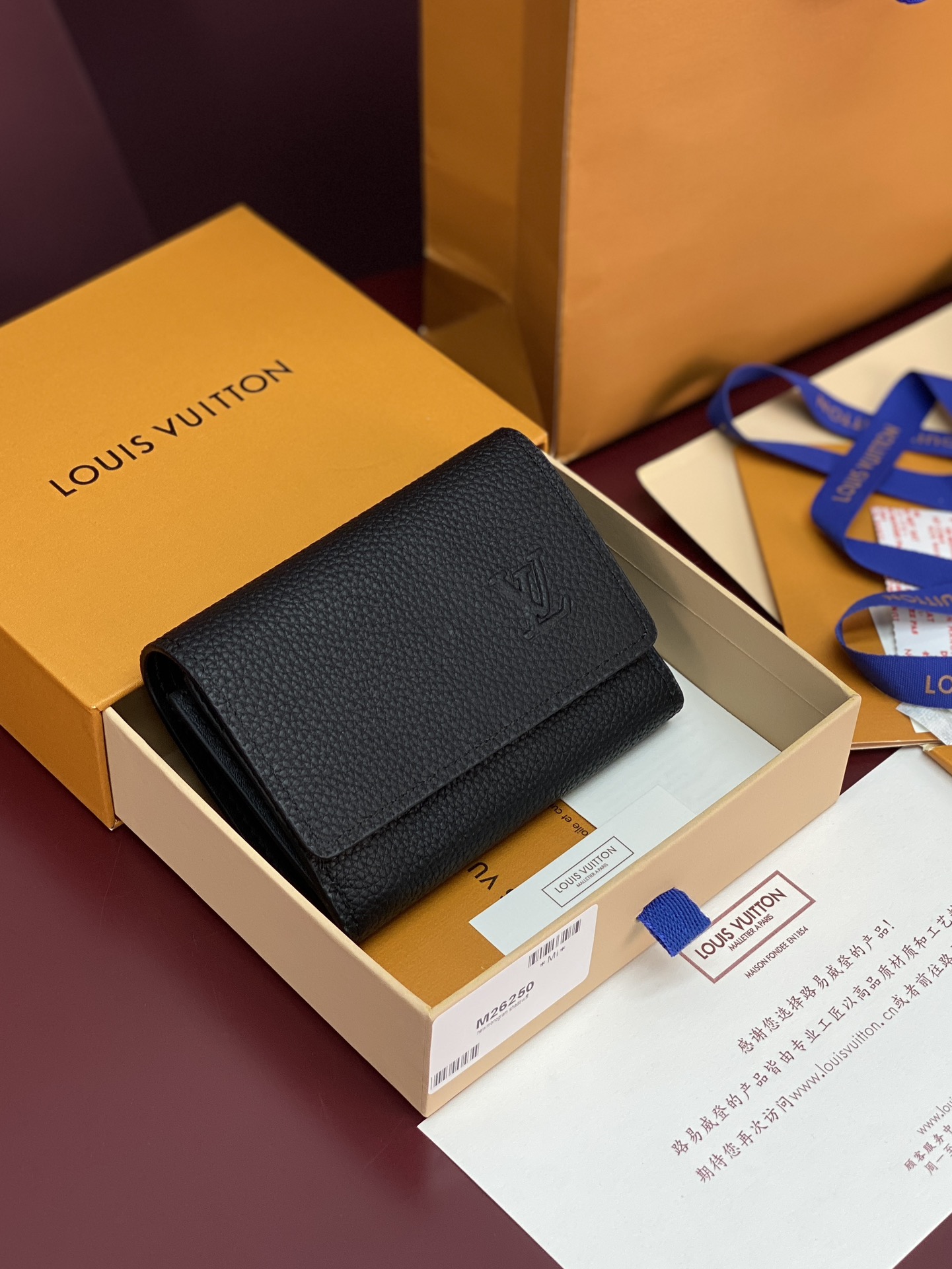 M26250 黑色！凹凸标！Victor 錢包、這款小巧的Victor錢包以Monogram Shado