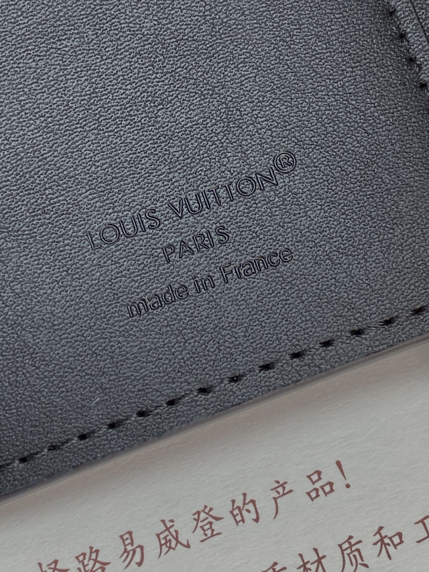 M26250 黑色！凹凸标！Victor 錢包、這款小巧的Victor錢包以Monogram Shado