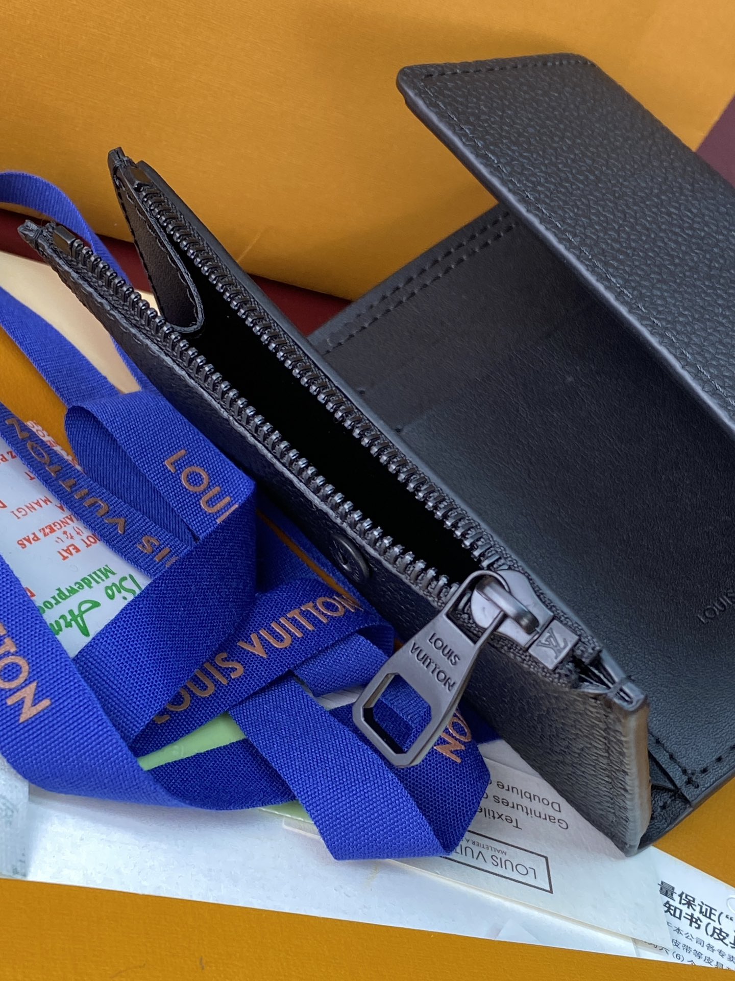 M26250 黑色！凹凸标！Victor 錢包、這款小巧的Victor錢包以Monogram Shado