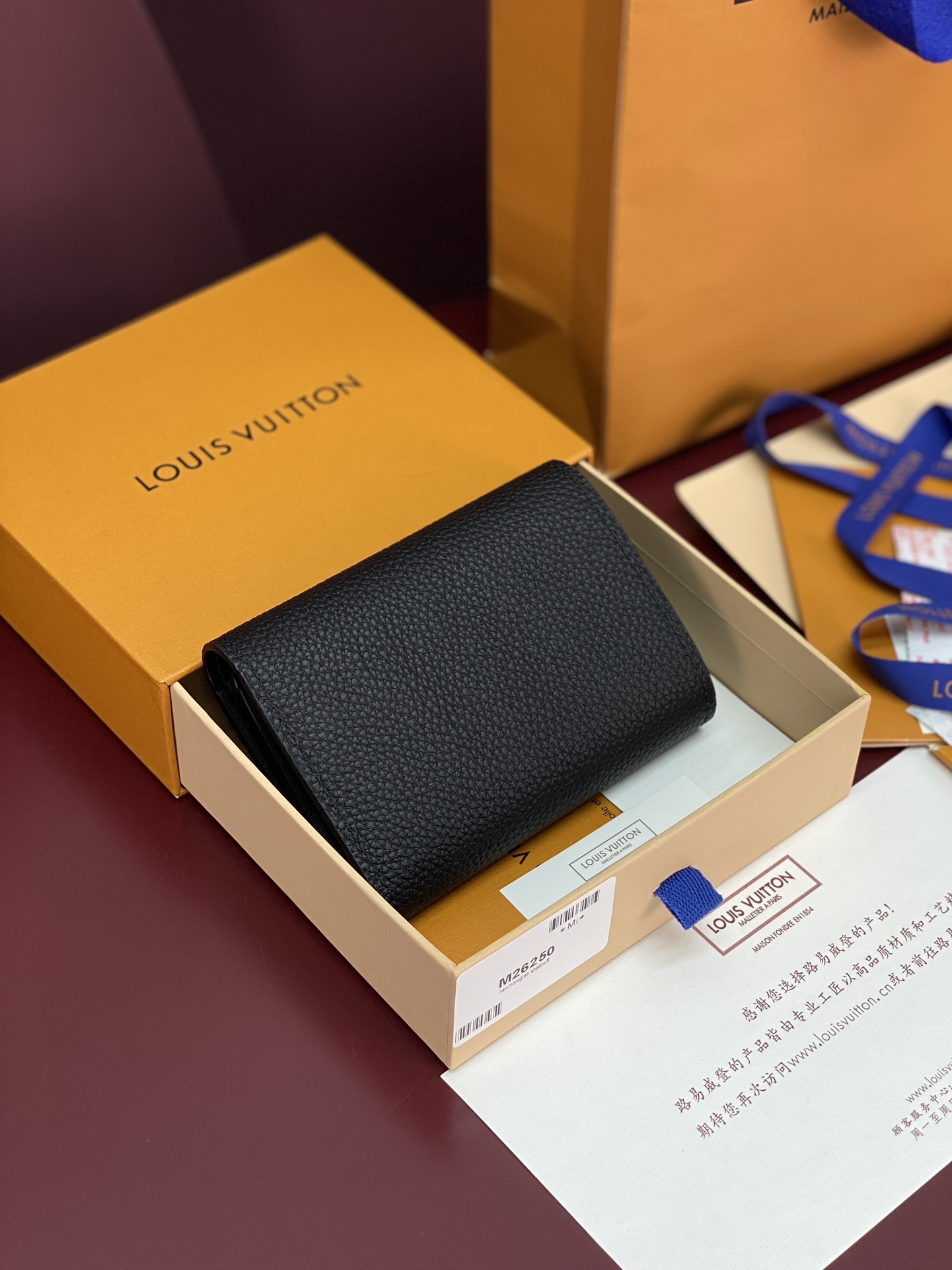 M26250 黑色！凹凸标！Victor 錢包、這款小巧的Victor錢包以Monogram Shado