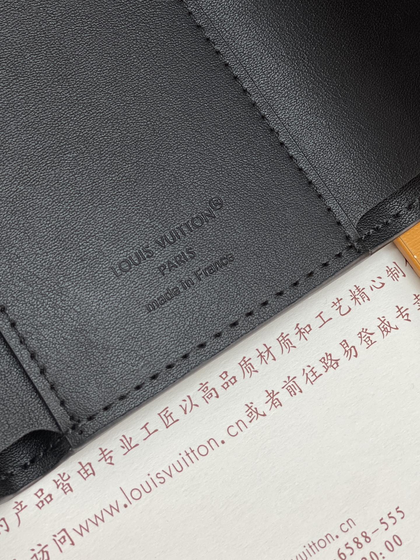 M26250 黑色！凹凸标！Victor 錢包、這款小巧的Victor錢包以Monogram Shado