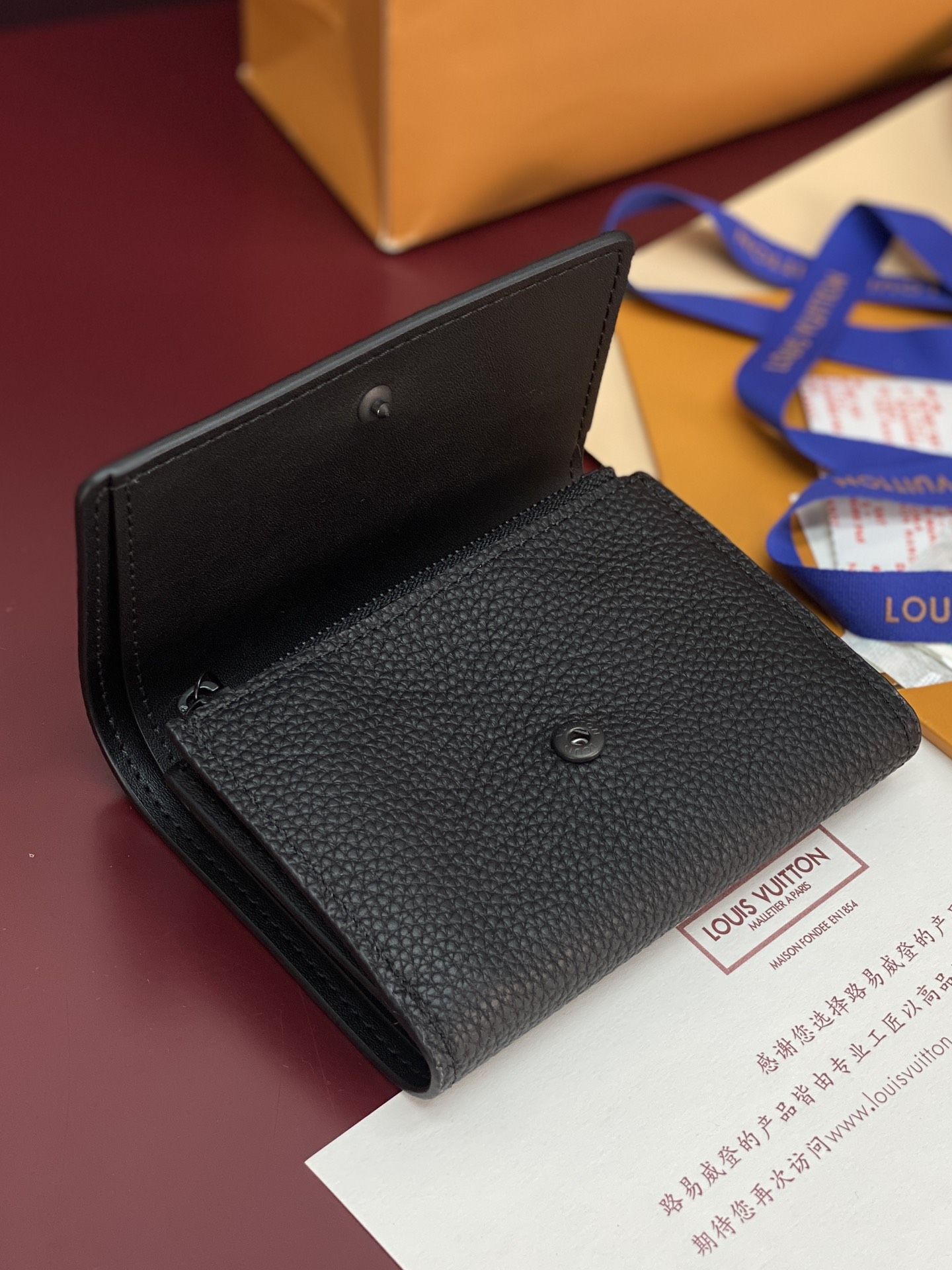 M26250 黑色！凹凸标！Victor 錢包、這款小巧的Victor錢包以Monogram Shado