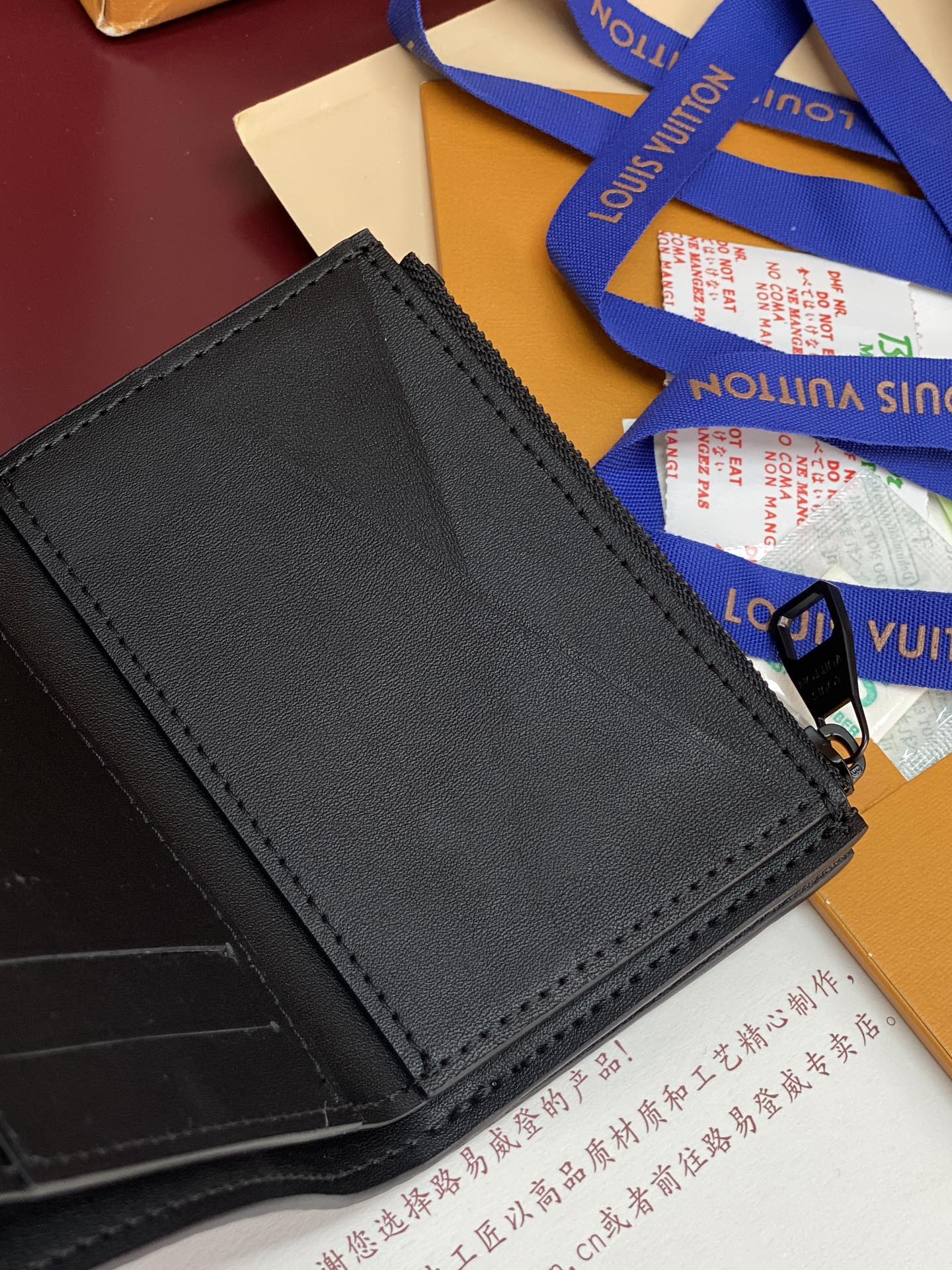 M26250 黑色！凹凸标！Victor 錢包、這款小巧的Victor錢包以Monogram Shado