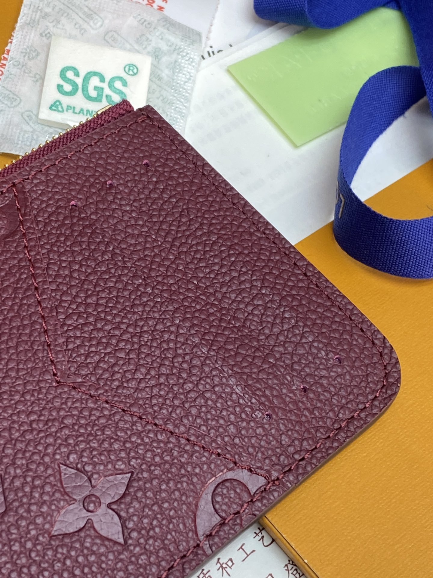 M25763 紫色！Romy 卡夹兼备风琴拉链袋的功能元素和传统卡夹的简约格调 Monogram 帆布搭