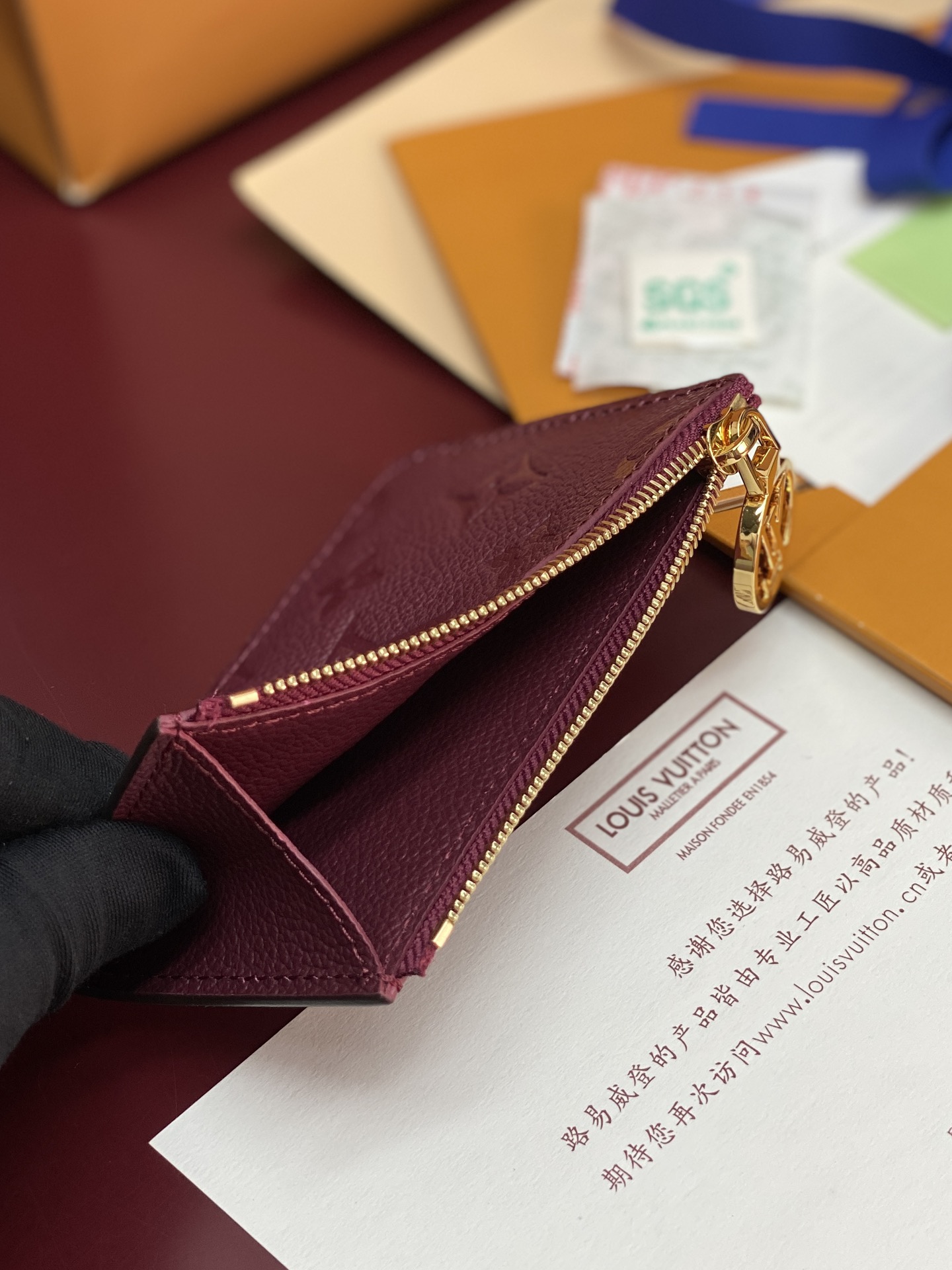 M25763 紫色！Romy 卡夹兼备风琴拉链袋的功能元素和传统卡夹的简约格调 Monogram 帆布搭
