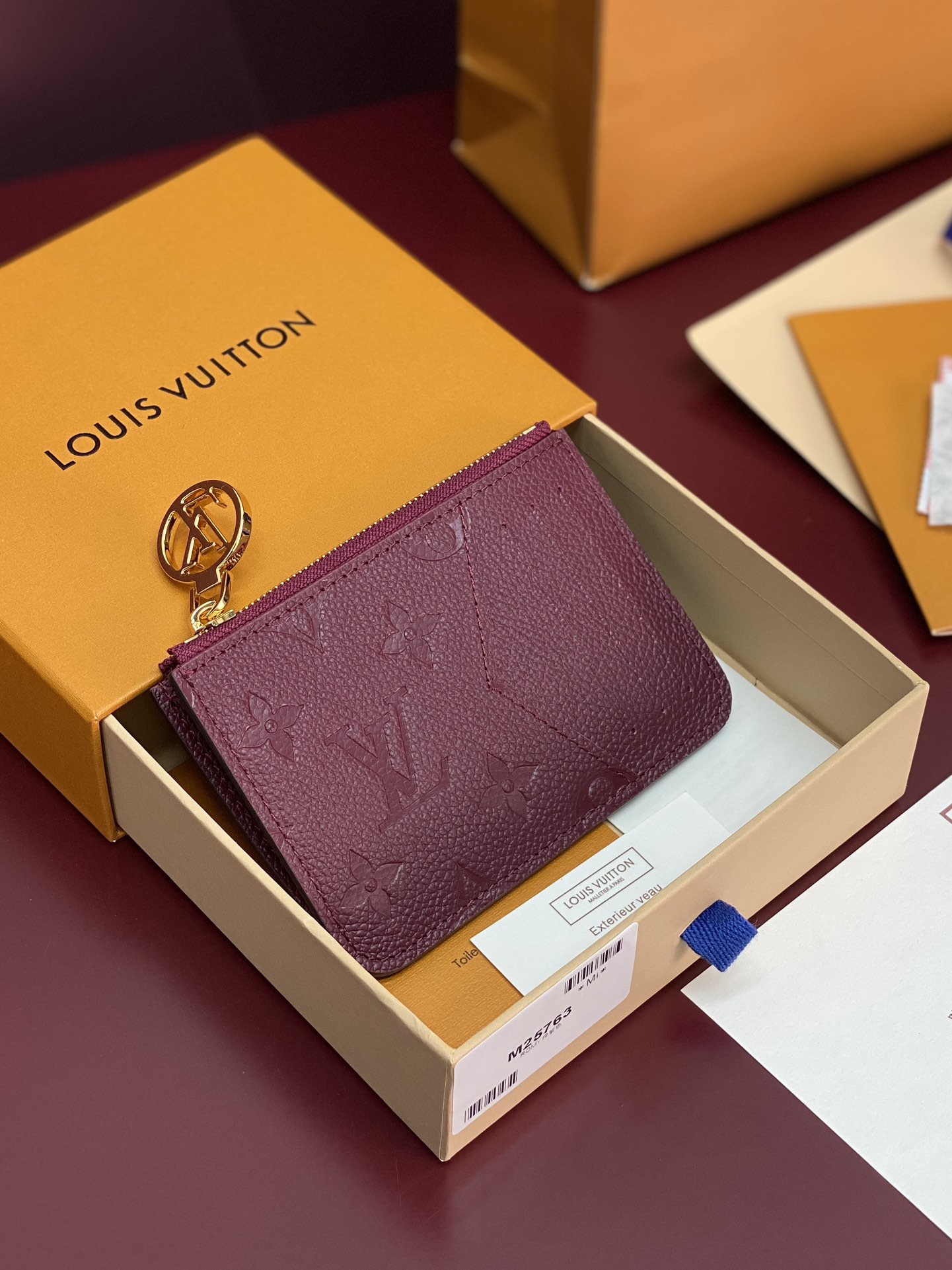 M25763 紫色！Romy 卡夹兼备风琴拉链袋的功能元素和传统卡夹的简约格调 Monogram 帆布搭