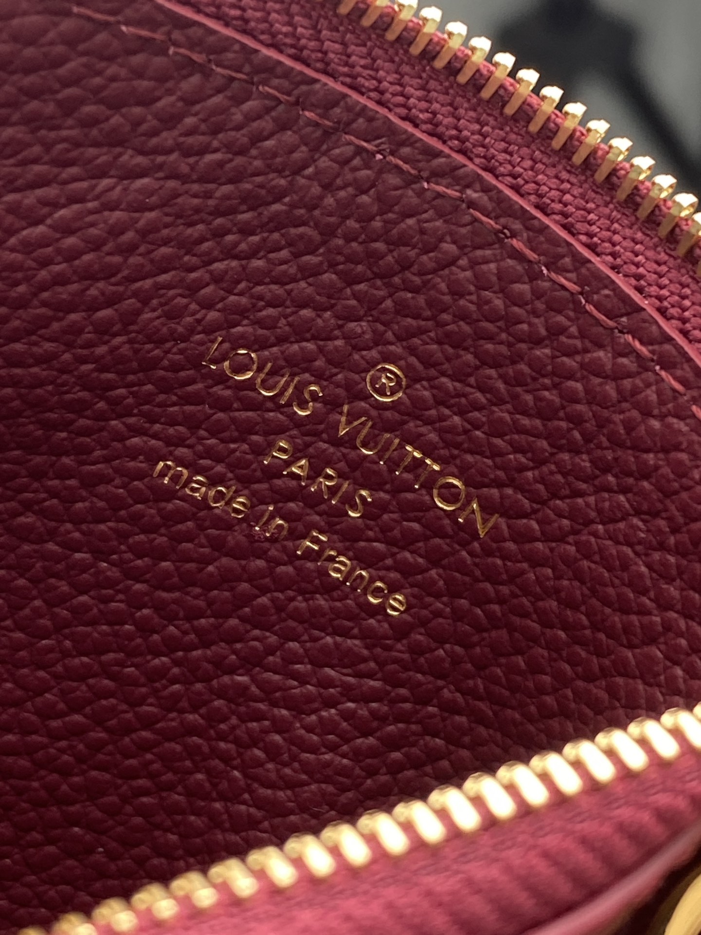 M25763 紫色！Romy 卡夹兼备风琴拉链袋的功能元素和传统卡夹的简约格调 Monogram 帆布搭