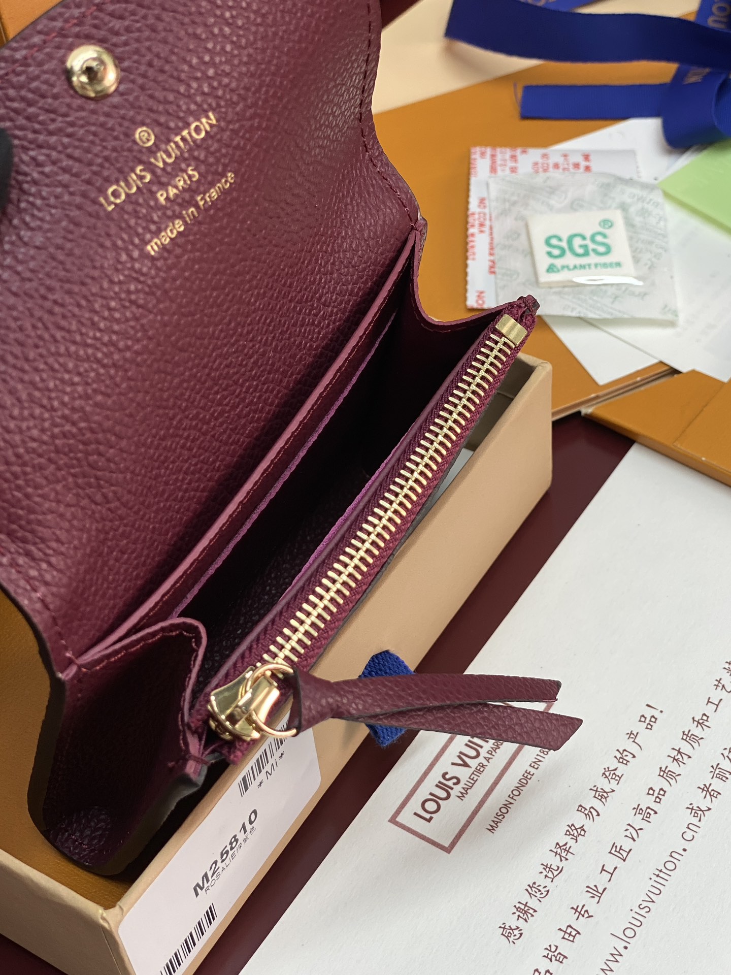 M25810 紫色！女士零钱包卡包 小巧玲珑却极为实用，此款多彩信封式零钱包是现代女性都市生活中的完美伴