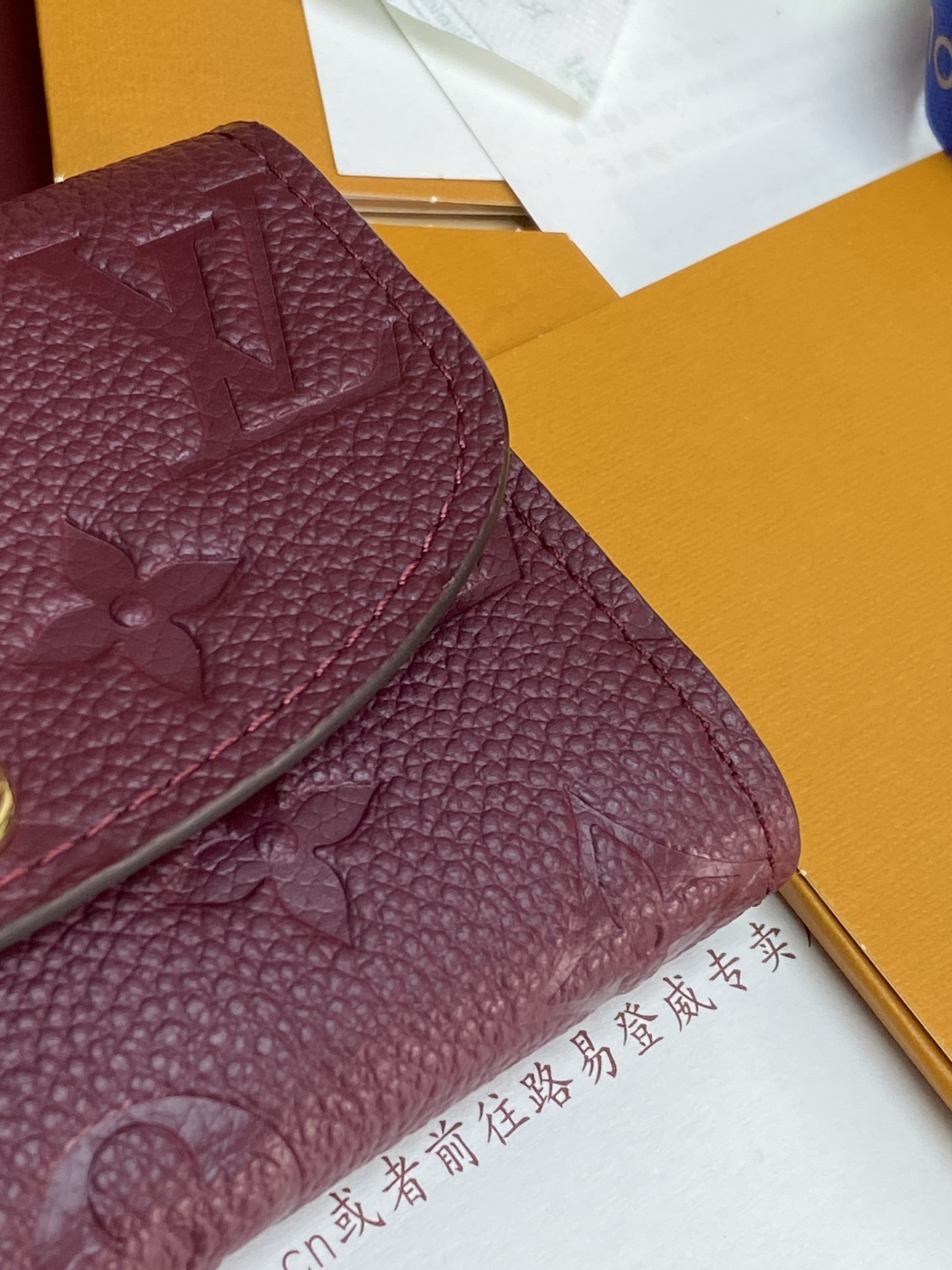 M25810 紫色！女士零钱包卡包 小巧玲珑却极为实用，此款多彩信封式零钱包是现代女性都市生活中的完美伴