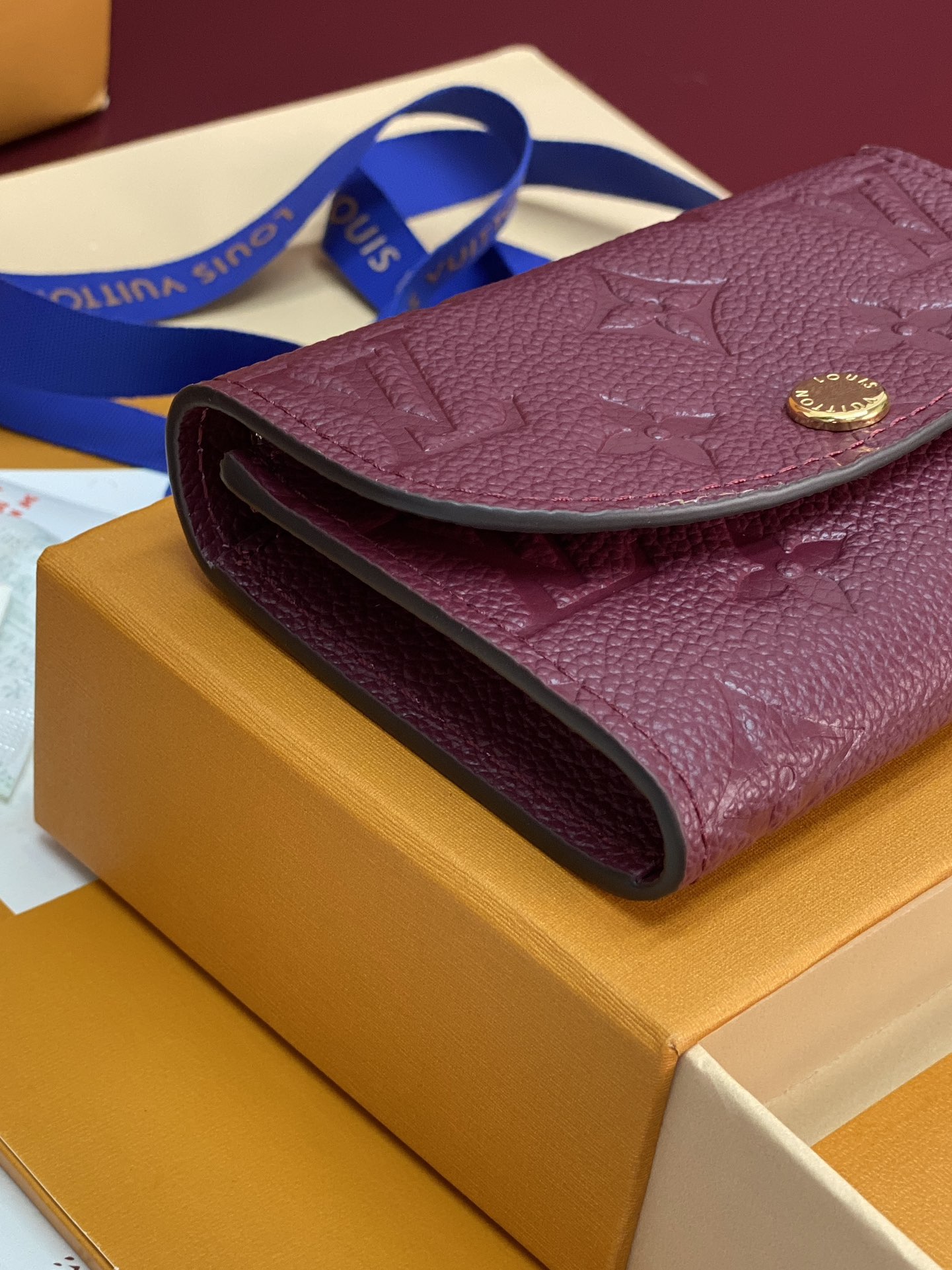 M25810 紫色！女士零钱包卡包 小巧玲珑却极为实用，此款多彩信封式零钱包是现代女性都市生活中的完美伴