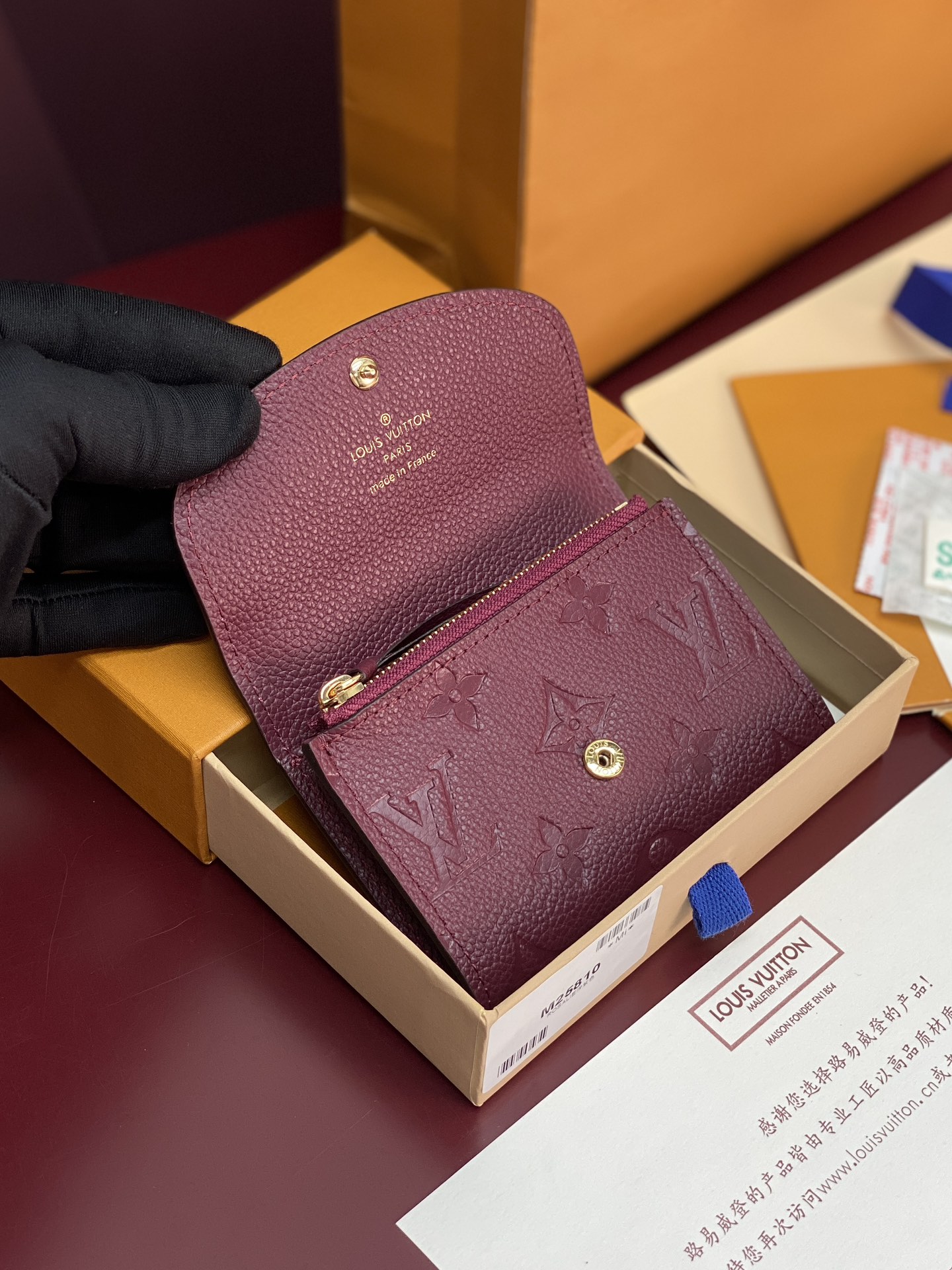 M25810 紫色！女士零钱包卡包 小巧玲珑却极为实用，此款多彩信封式零钱包是现代女性都市生活中的完美伴