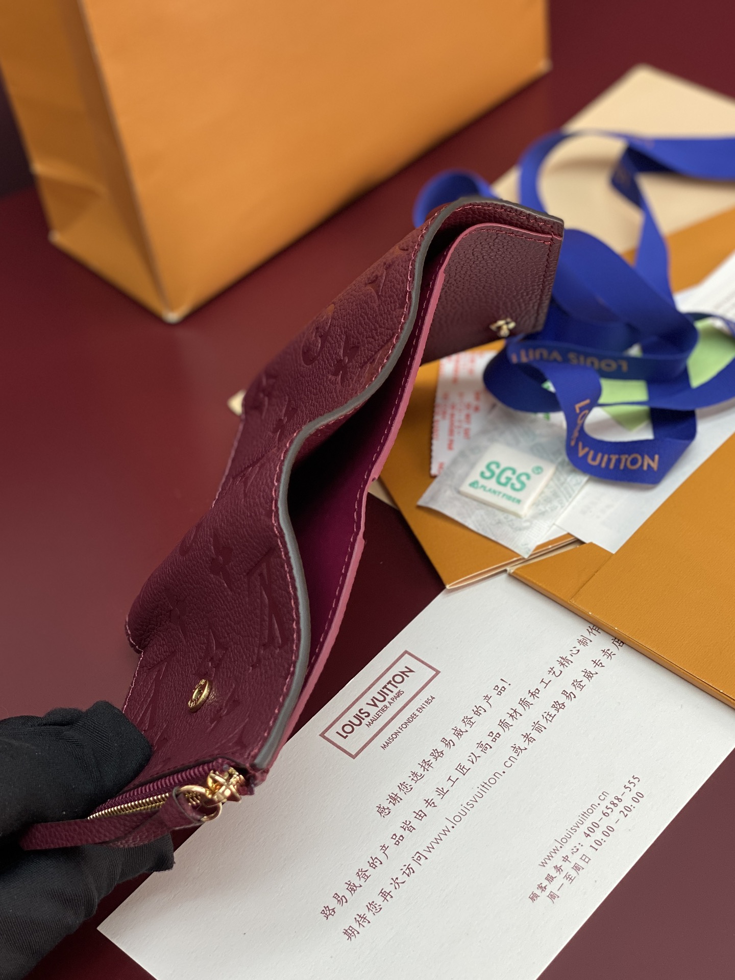 M64060 紫色！钱夹由柔软的Monogram Empreinte皮革裁制而成的Zoé钱夹，饰有经典的