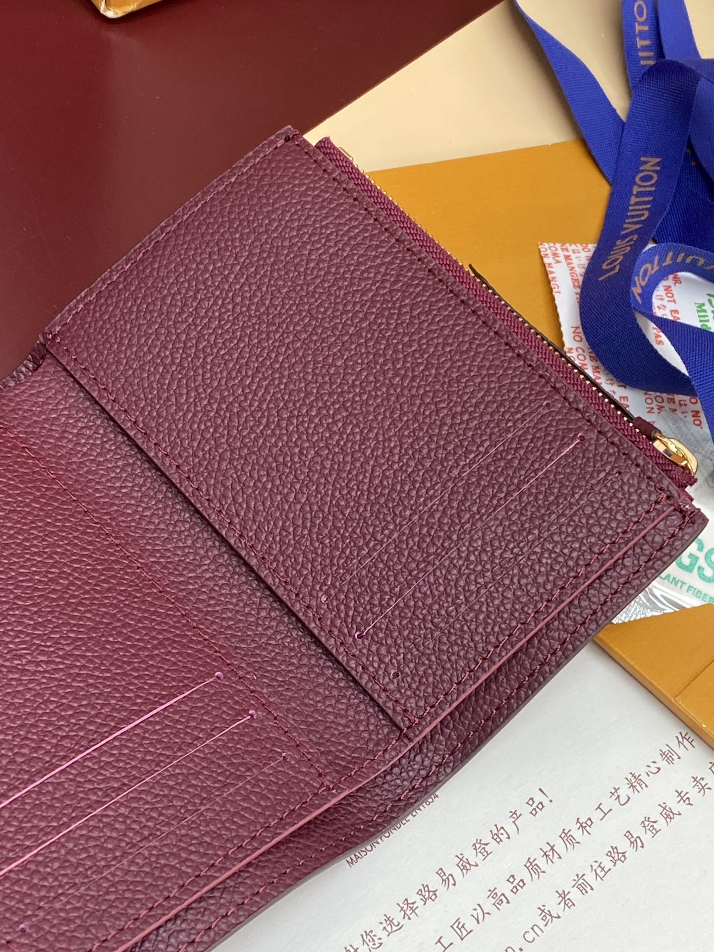 M64060 紫色！钱夹由柔软的Monogram Empreinte皮革裁制而成的Zoé钱夹，饰有经典的