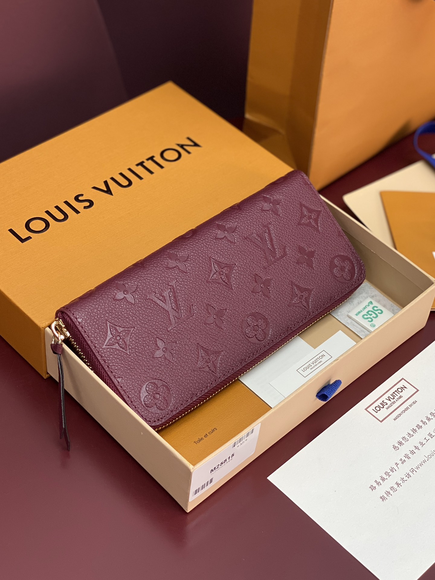 M25815 紫色！Louis Vuitton SARAH钱夹外部采用精心压纹的 Monogram Em