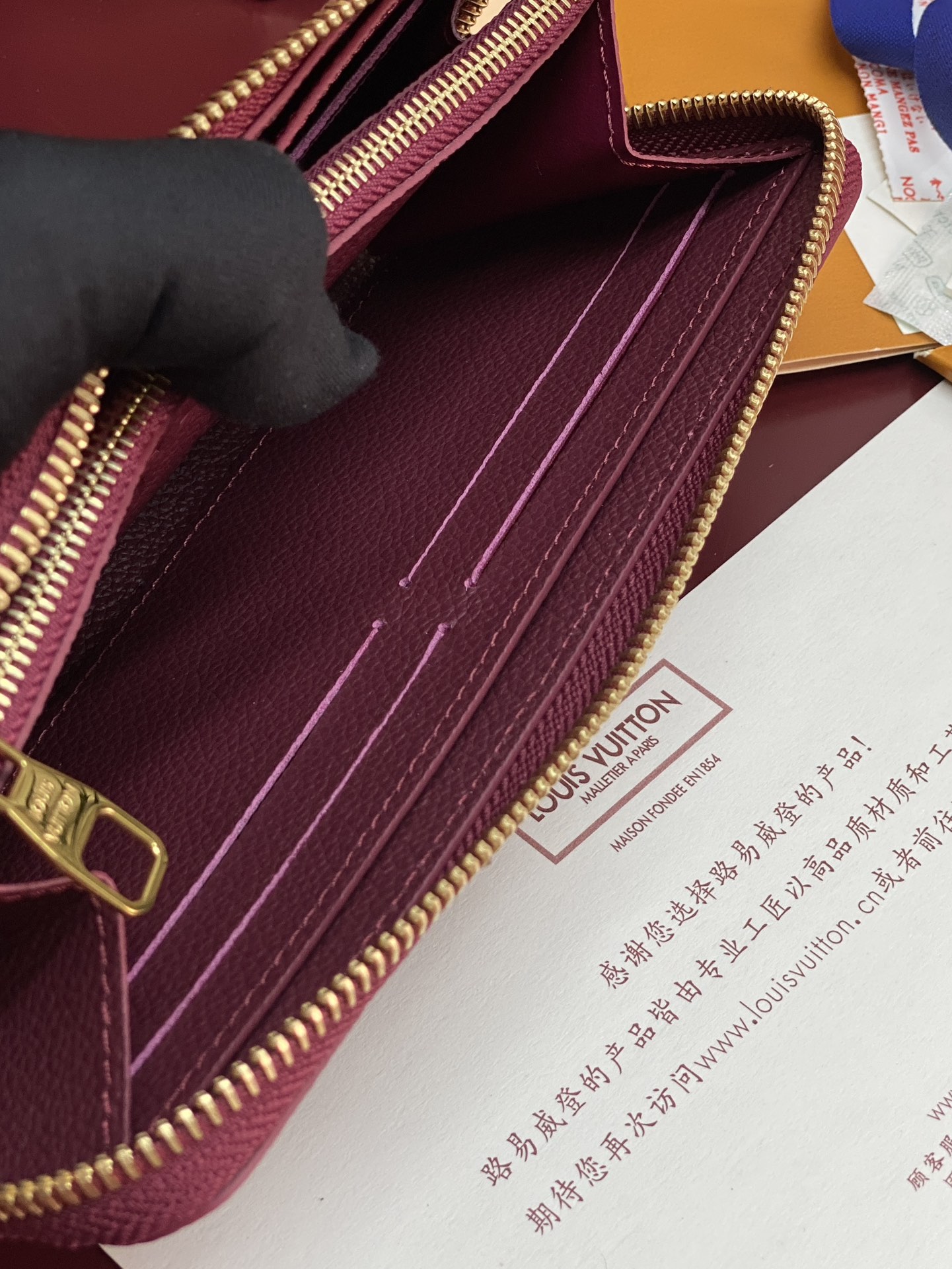 M25815 紫色！Louis Vuitton SARAH钱夹外部采用精心压纹的 Monogram Em