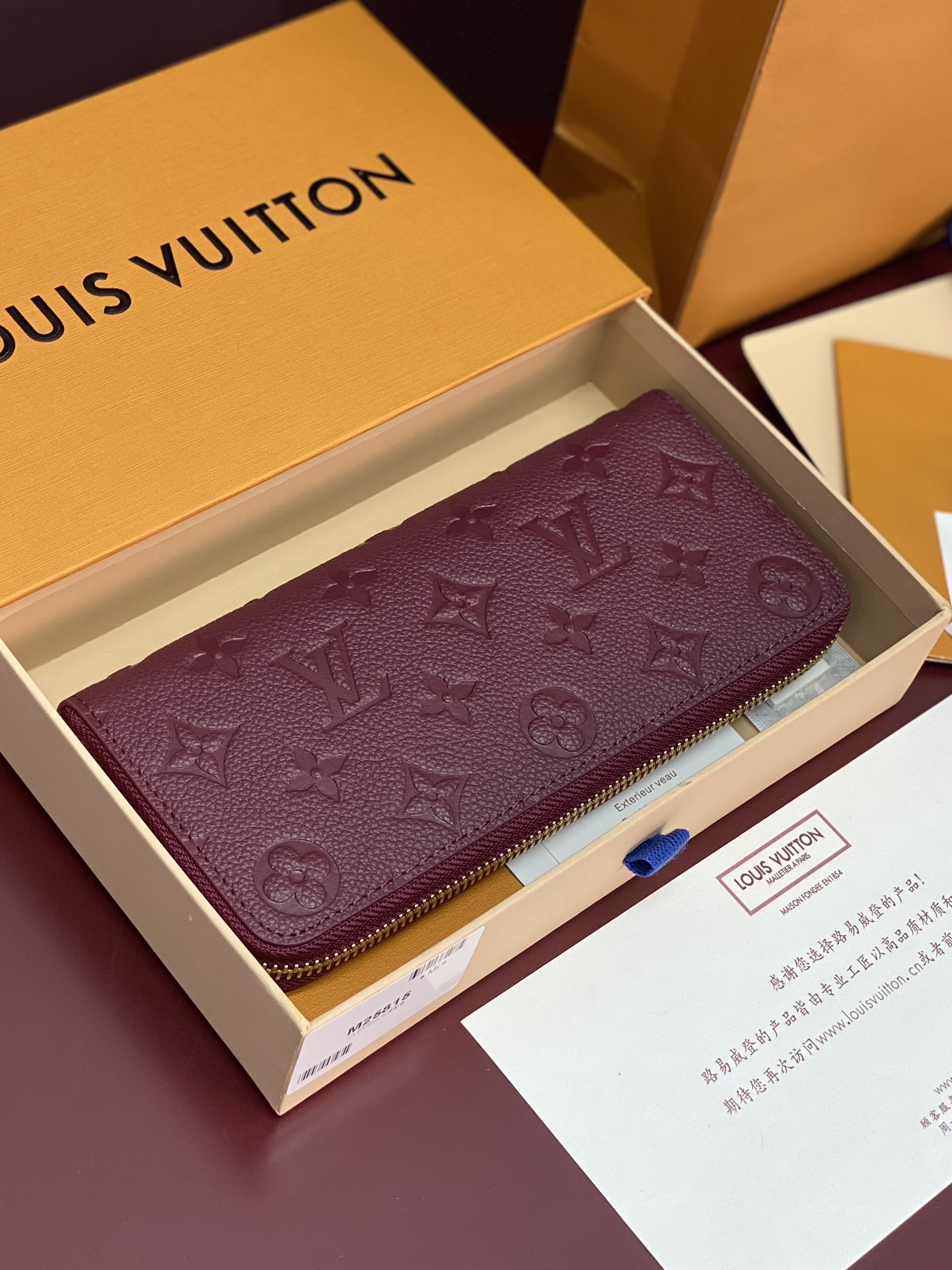 M25815 紫色！Louis Vuitton SARAH钱夹外部采用精心压纹的 Monogram Em