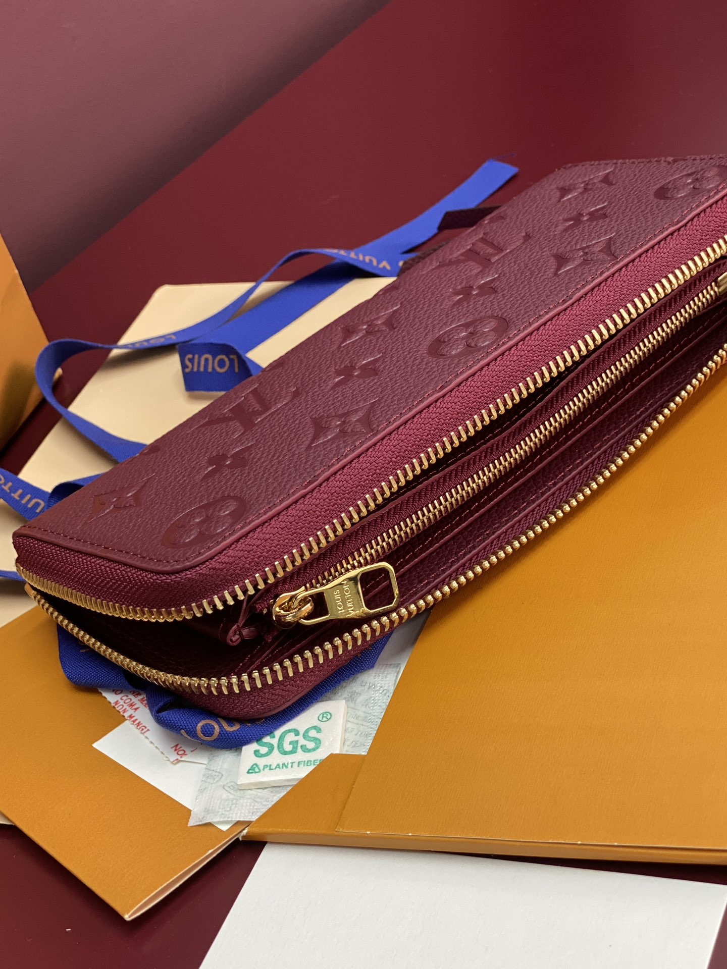 M25815 紫色！Louis Vuitton SARAH钱夹外部采用精心压纹的 Monogram Em