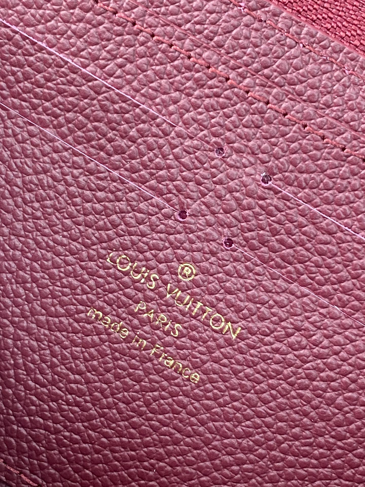 M25815 紫色！Louis Vuitton SARAH钱夹外部采用精心压纹的 Monogram Em