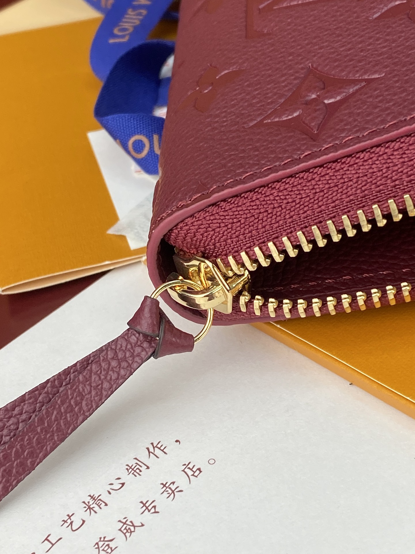 M25815 紫色！Louis Vuitton SARAH钱夹外部采用精心压纹的 Monogram Em