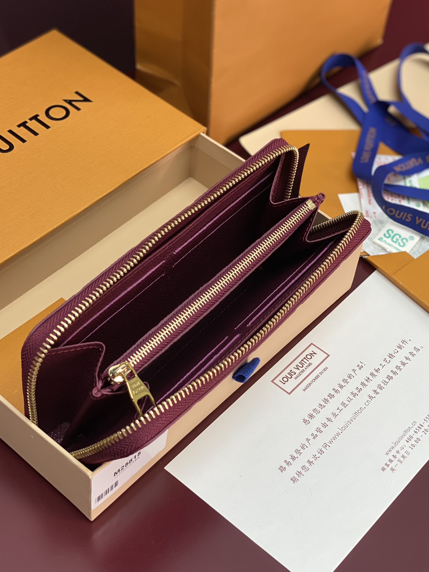 M25815 紫色！Louis Vuitton SARAH钱夹外部采用精心压纹的 Monogram Em