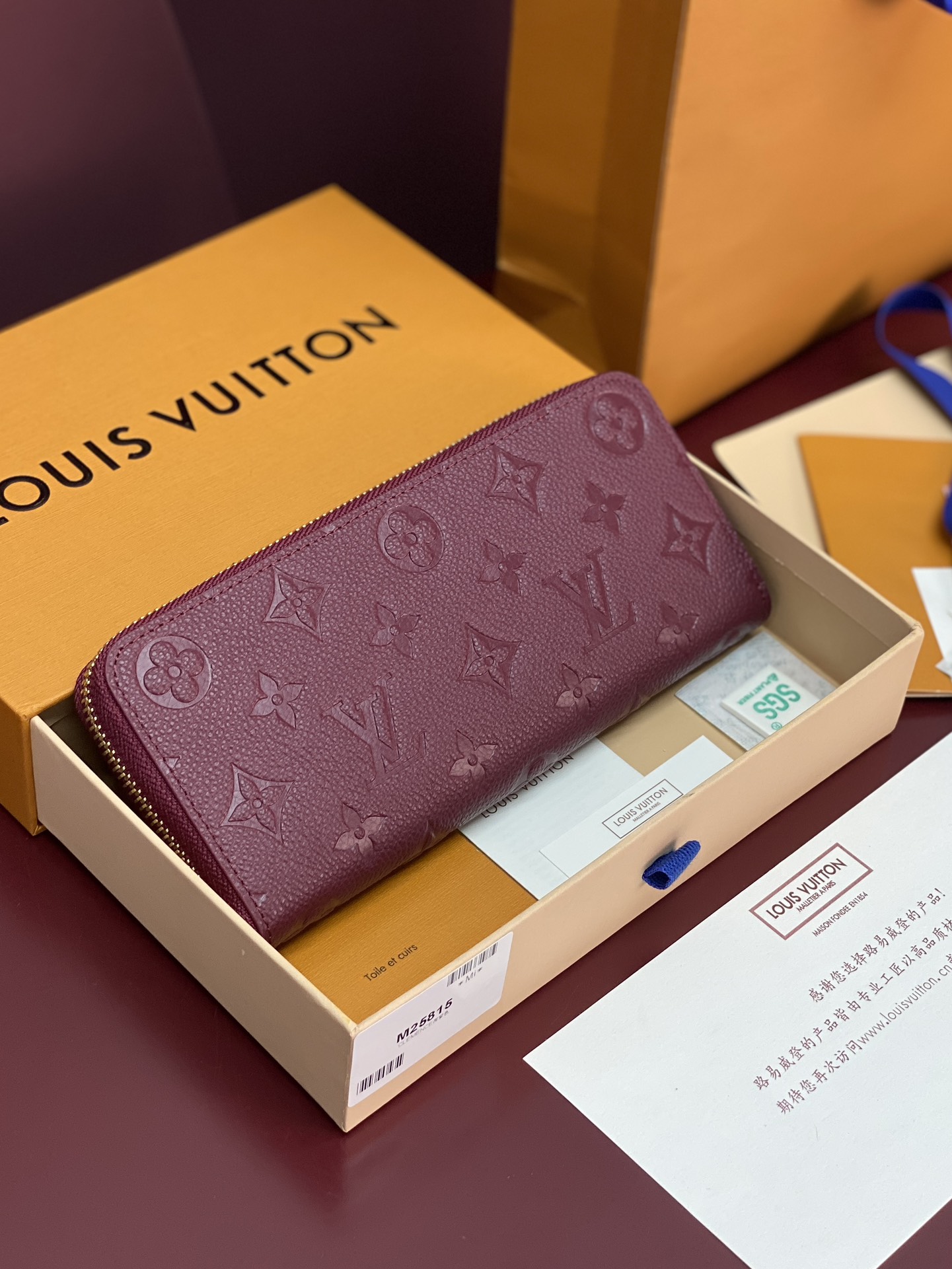 M25815 紫色！Louis Vuitton SARAH钱夹外部采用精心压纹的 Monogram Em