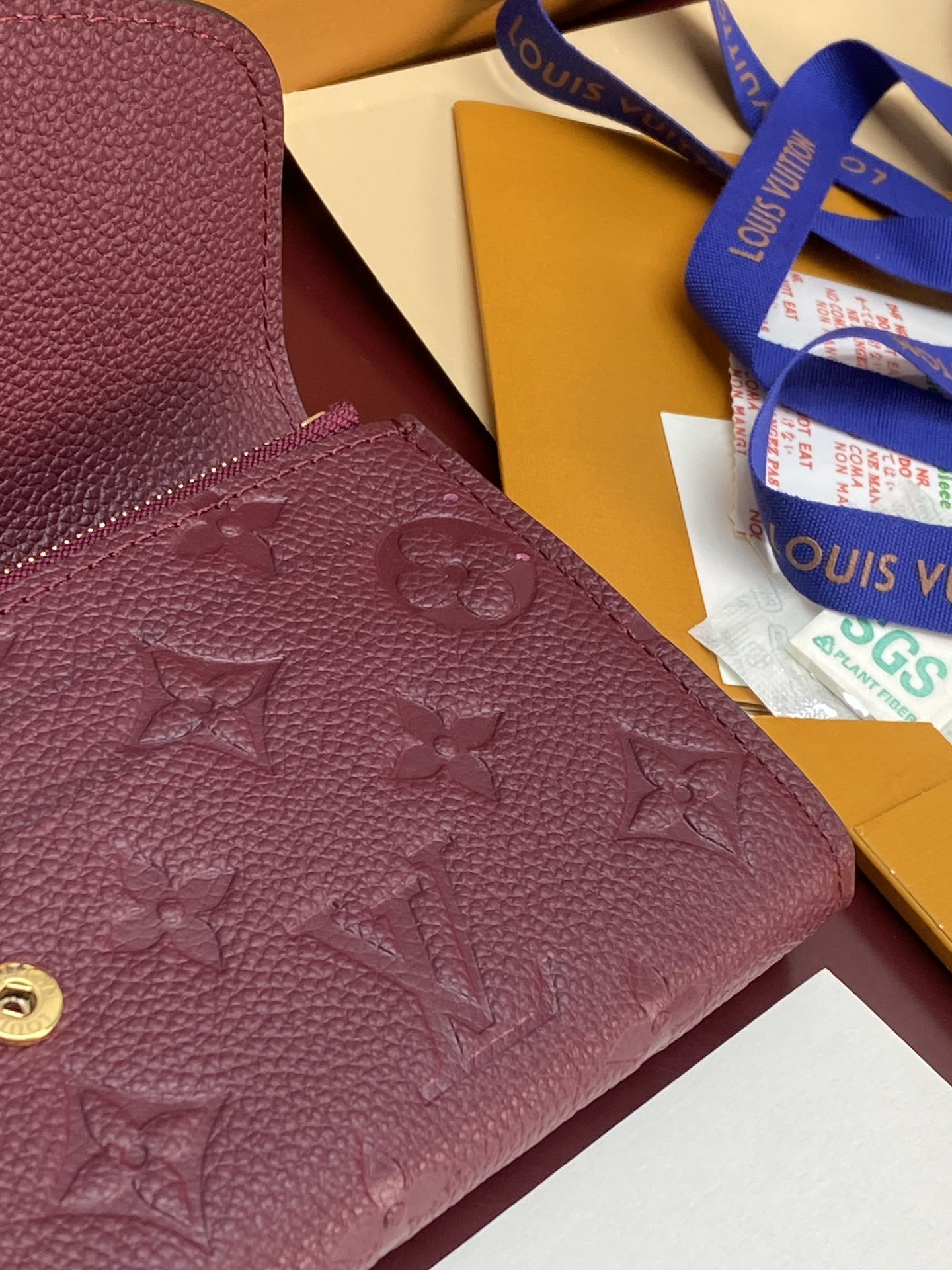 M62369 紫色！实用功能与时尚风格相结合的典范 此款百搭Emilie钱夹采用精致的Monogram 