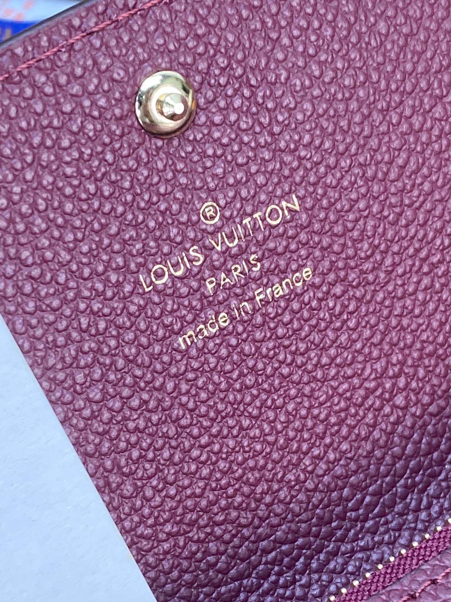 M62369 紫色！实用功能与时尚风格相结合的典范 此款百搭Emilie钱夹采用精致的Monogram 