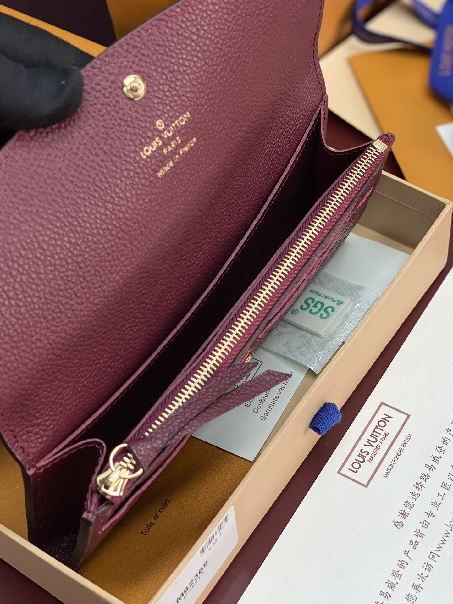 M62369 紫色！实用功能与时尚风格相结合的典范 此款百搭Emilie钱夹采用精致的Monogram 