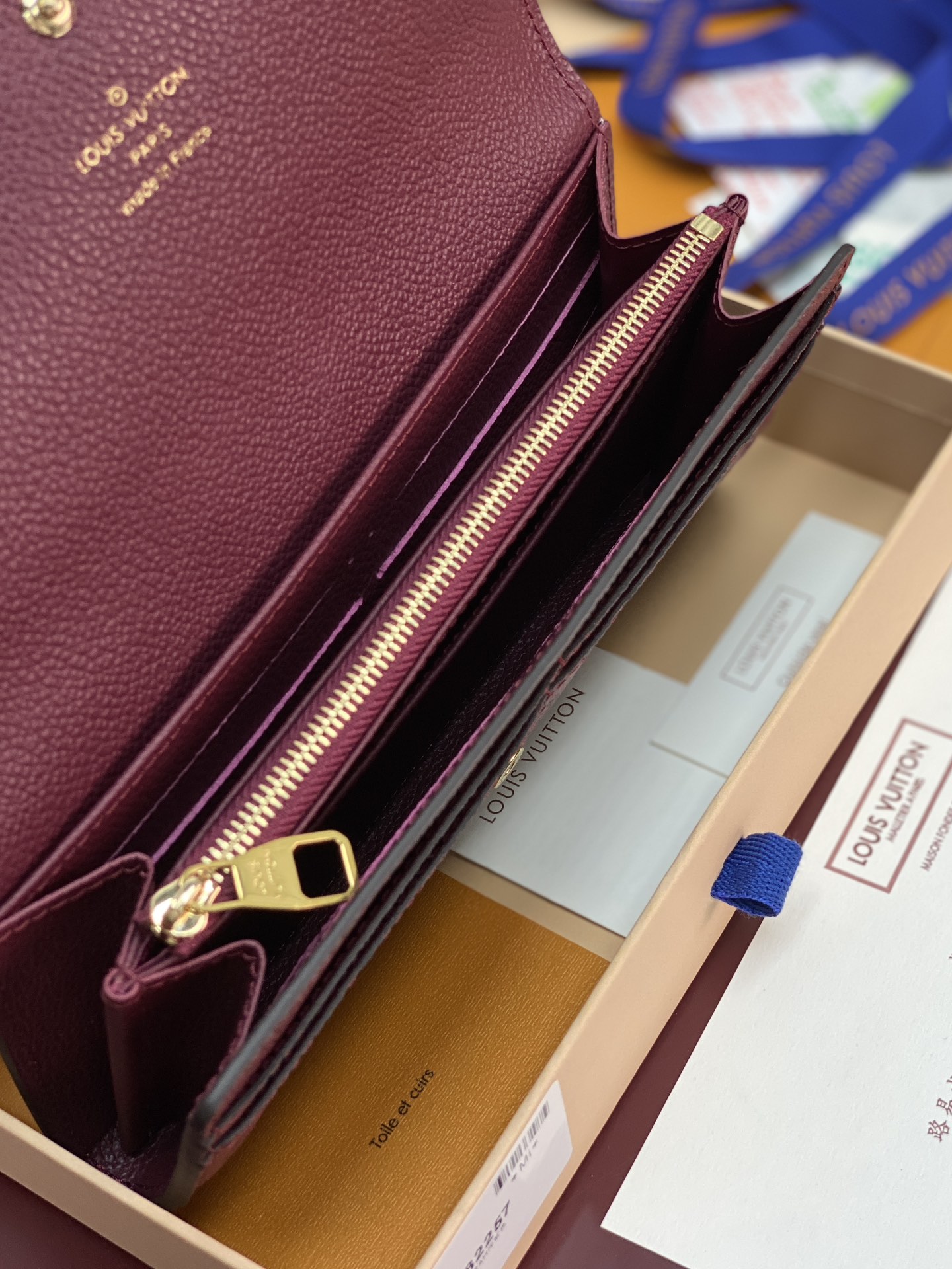 M82257 紫色！本款 Sarah 钱夹为 Monogram Empreinte 皮革压印经典 Mon