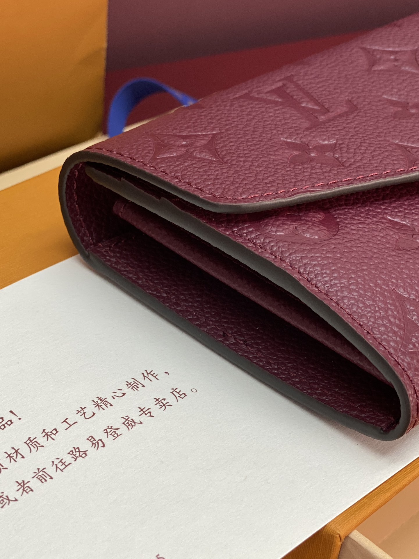 M82257 紫色！本款 Sarah 钱夹为 Monogram Empreinte 皮革压印经典 Mon