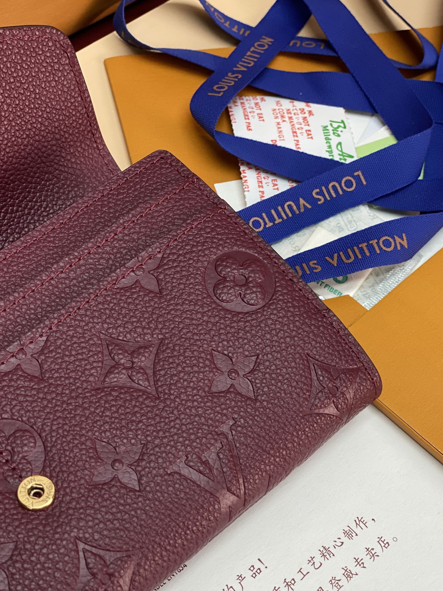 M82257 紫色！本款 Sarah 钱夹为 Monogram Empreinte 皮革压印经典 Mon