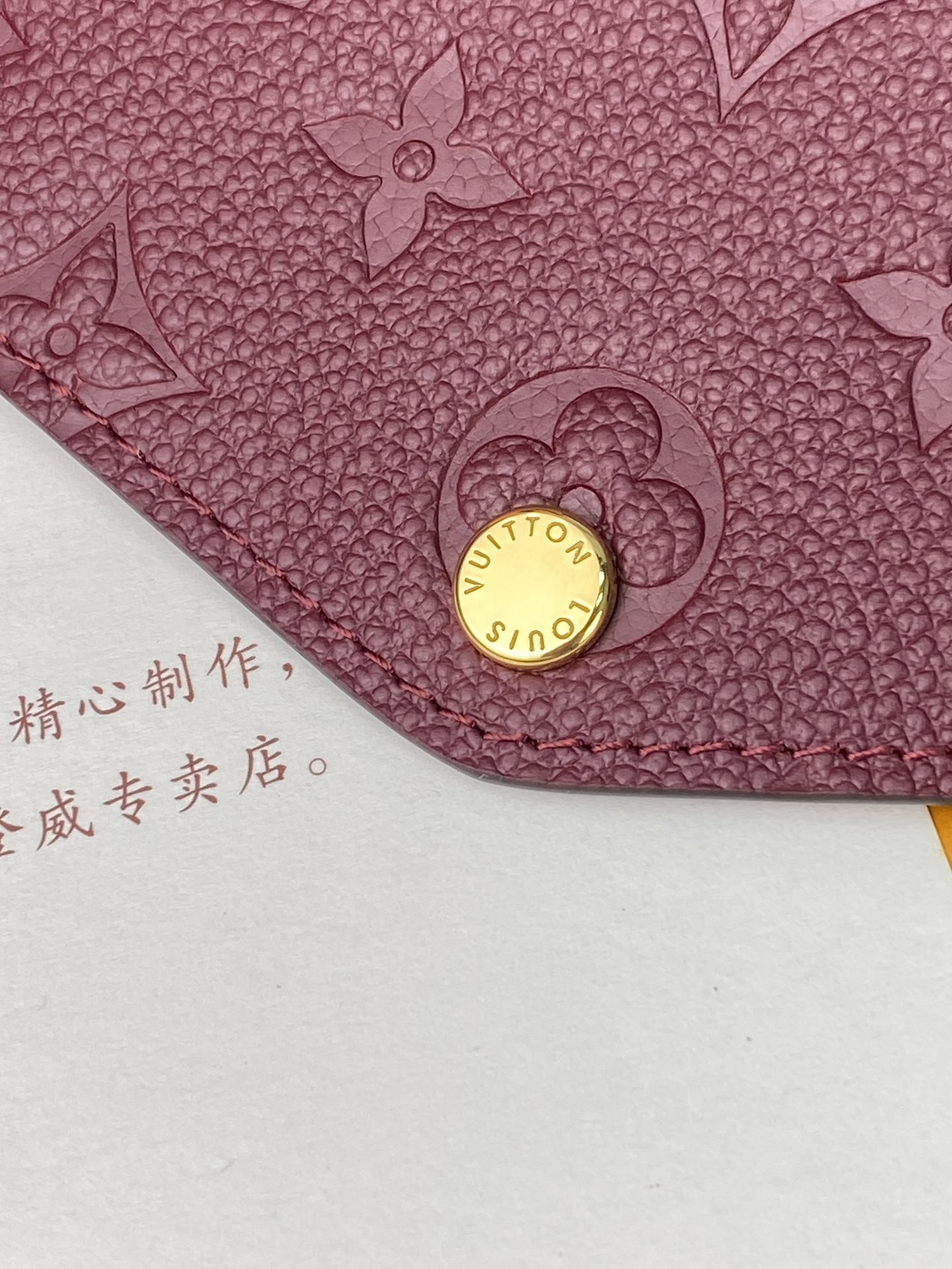 M82257 紫色！本款 Sarah 钱夹为 Monogram Empreinte 皮革压印经典 Mon