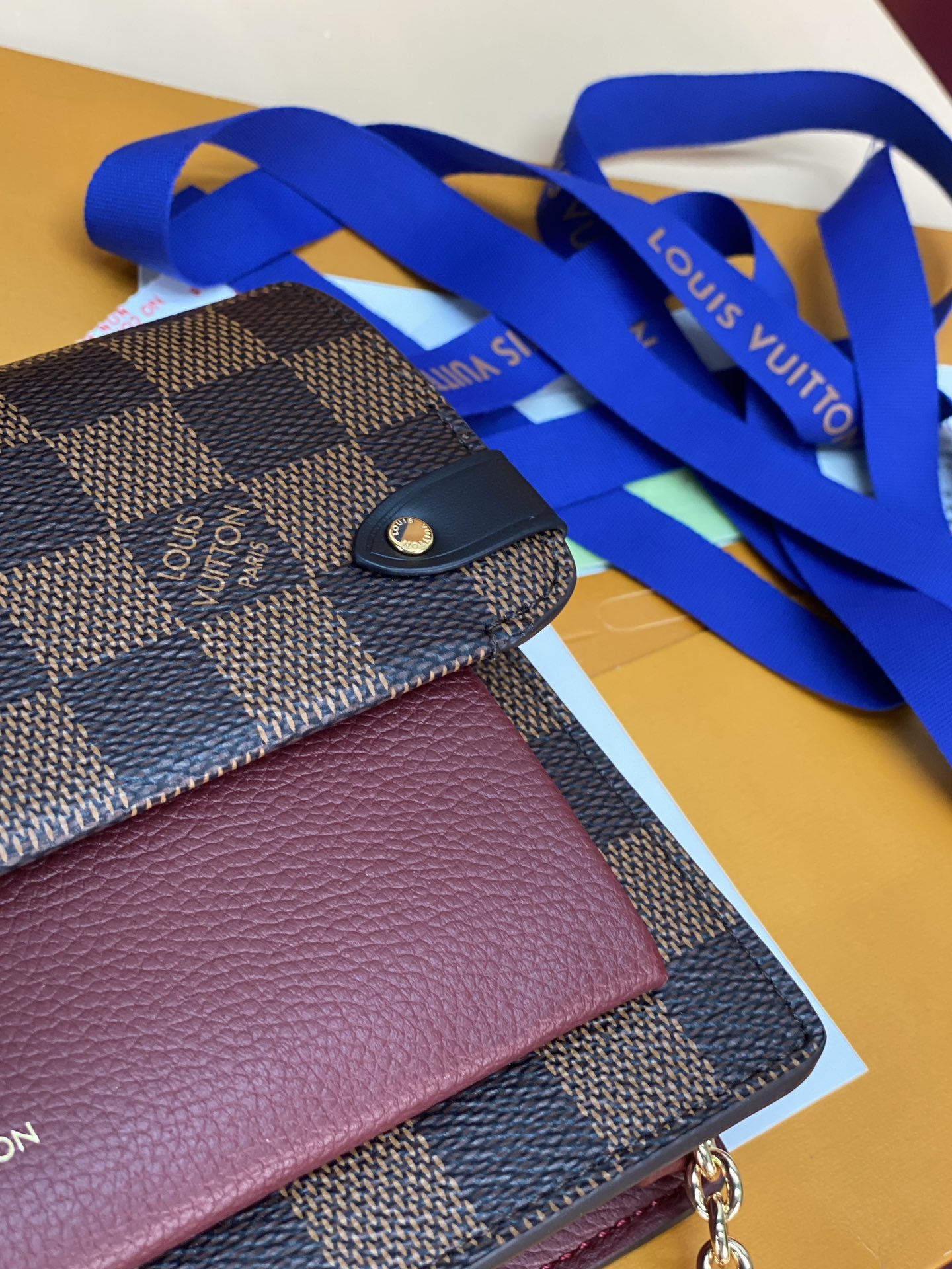 N60221 紫色！VAVIN 链条钱夹Vavin 链条钱夹将路易威登经典的 Damier 帆布与皮革巧