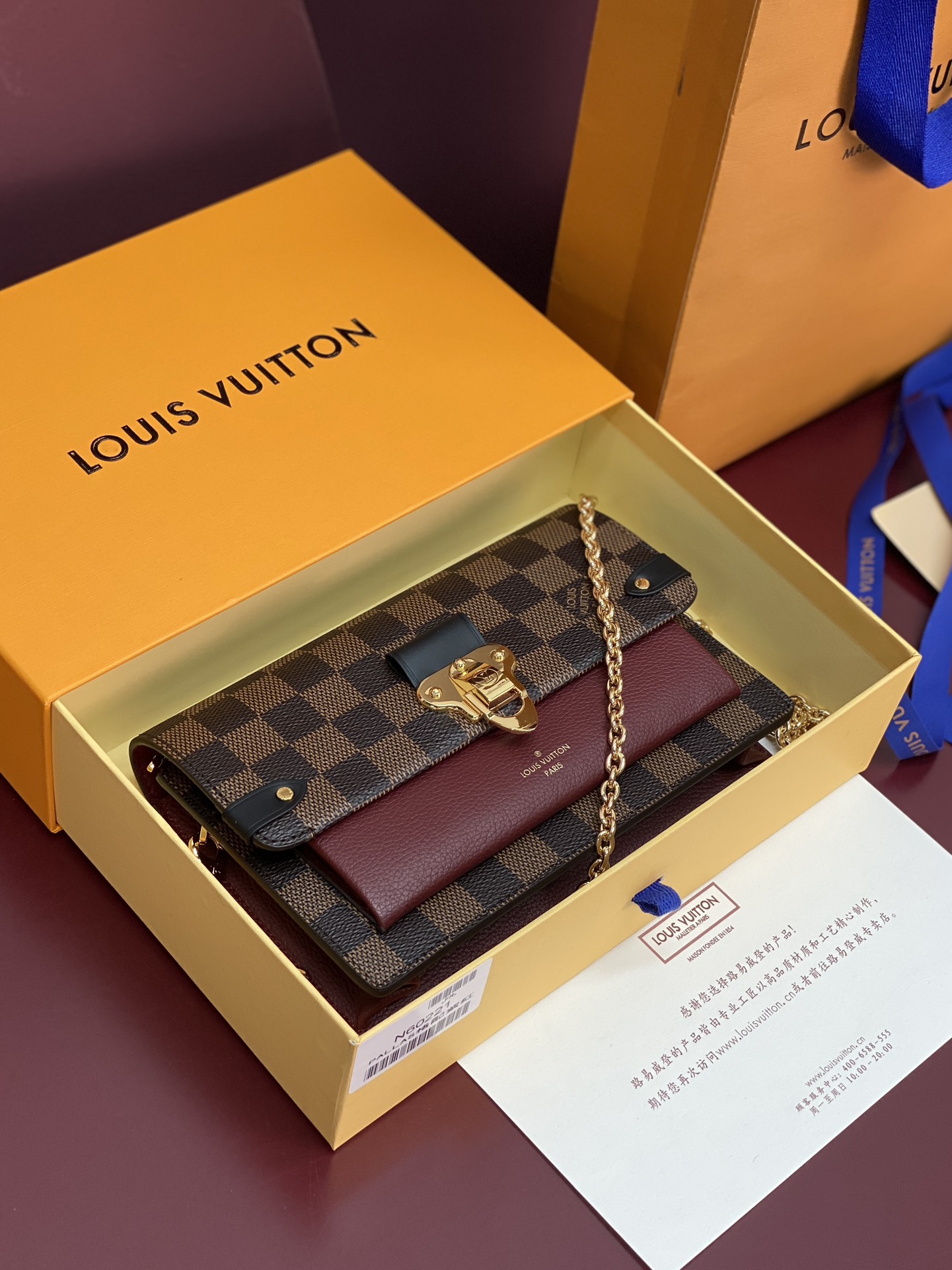 N60221 紫色！VAVIN 链条钱夹Vavin 链条钱夹将路易威登经典的 Damier 帆布与皮革巧