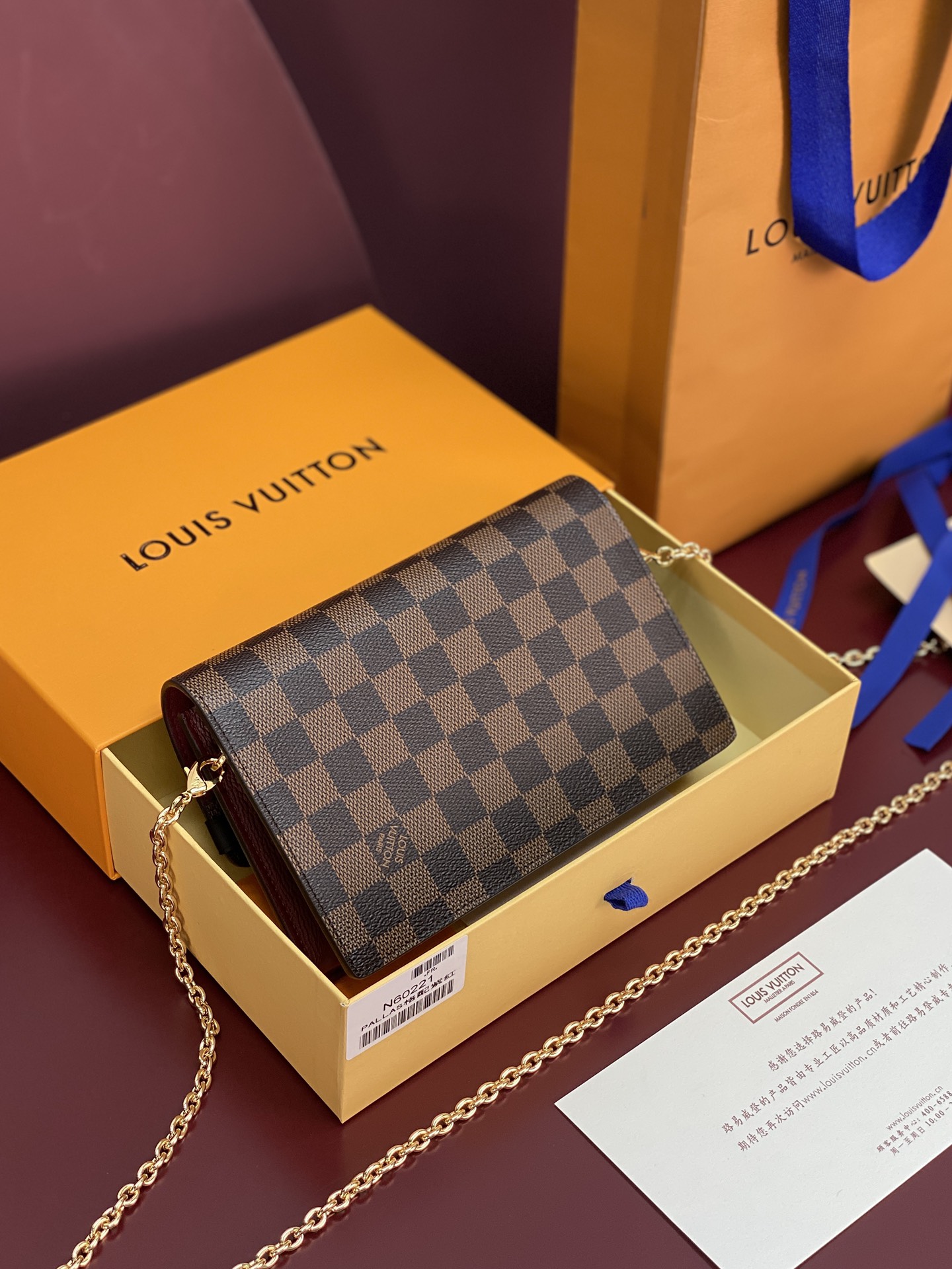 N60221 紫色！VAVIN 链条钱夹Vavin 链条钱夹将路易威登经典的 Damier 帆布与皮革巧