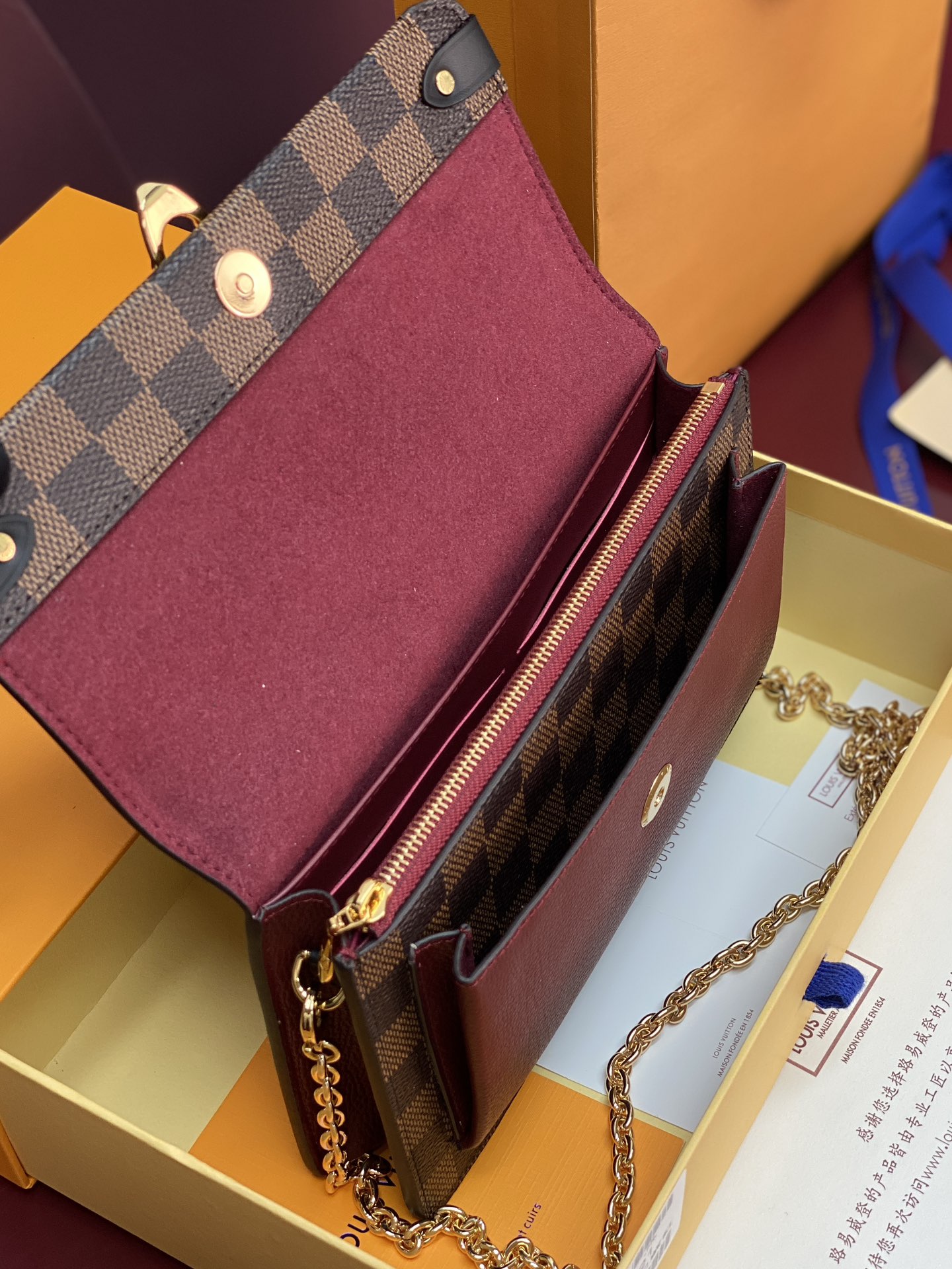 N60221 紫色！VAVIN 链条钱夹Vavin 链条钱夹将路易威登经典的 Damier 帆布与皮革巧