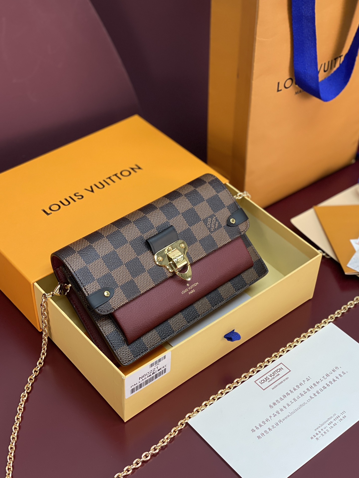 N60221 紫色！VAVIN 链条钱夹Vavin 链条钱夹将路易威登经典的 Damier 帆布与皮革巧