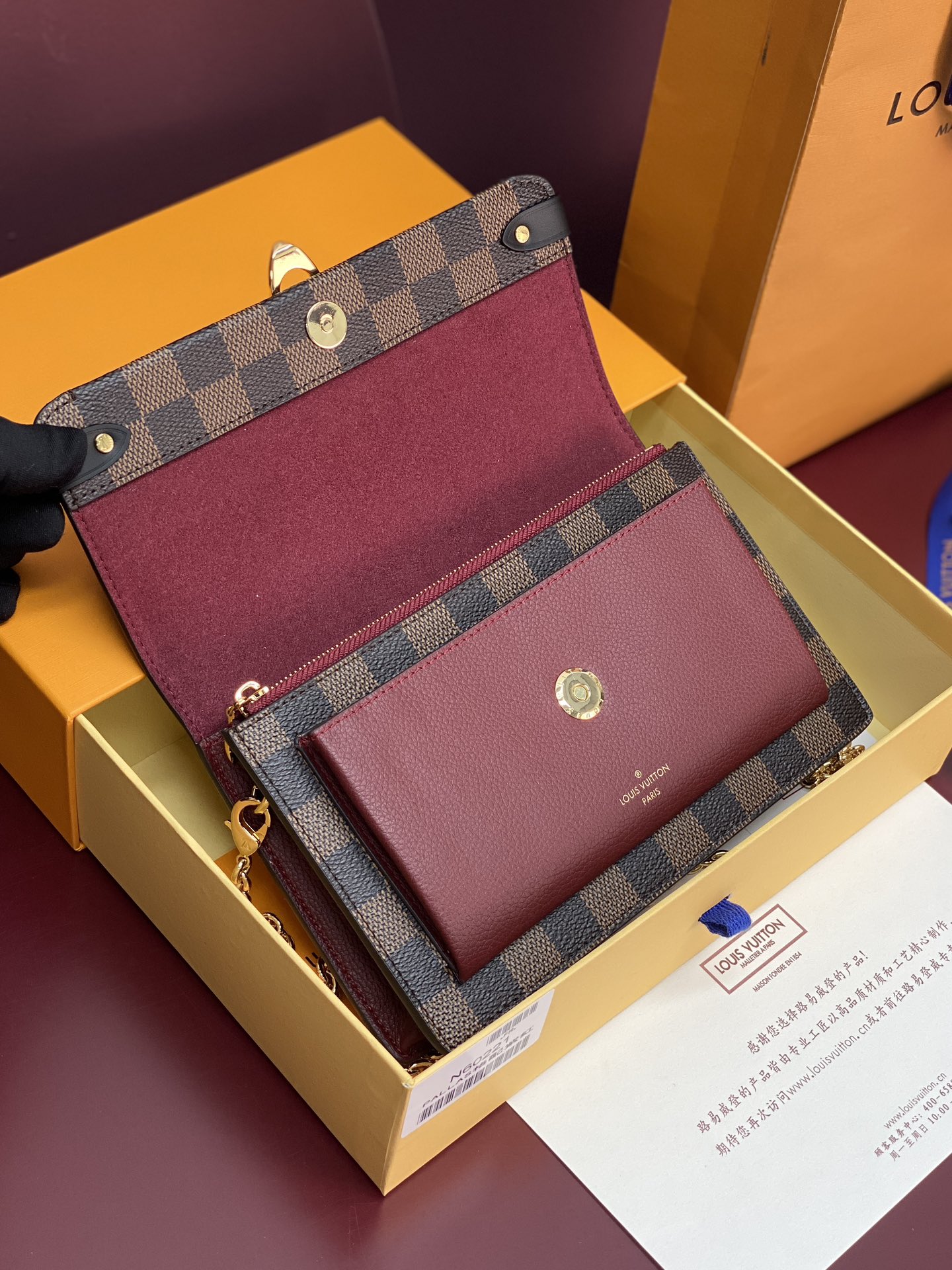 N60221 紫色！VAVIN 链条钱夹Vavin 链条钱夹将路易威登经典的 Damier 帆布与皮革巧